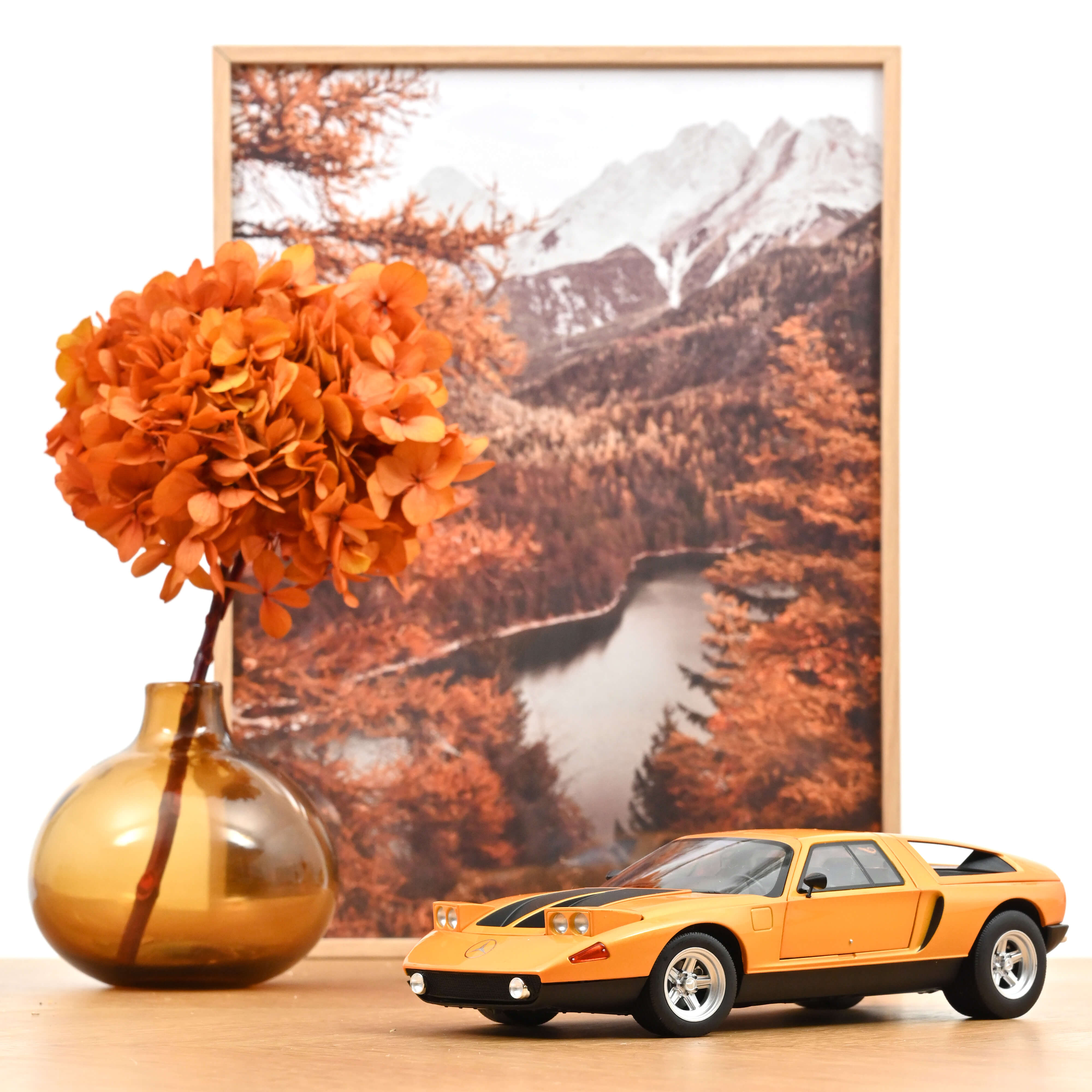 norev-mercedes-benz-c-111-ii-1970-weissherbst-1-18 image 2