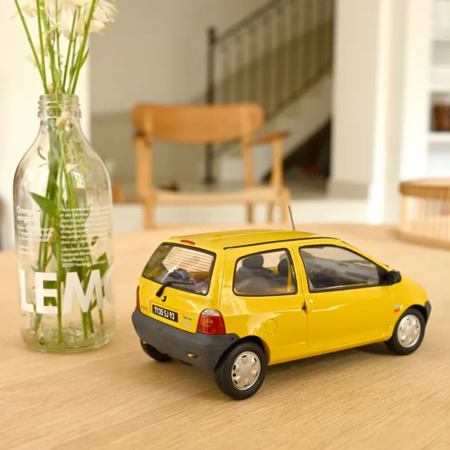 norev-renault-twingo-1996-lemon-yellow-united-deco-modellino-auto-1-18 image 1