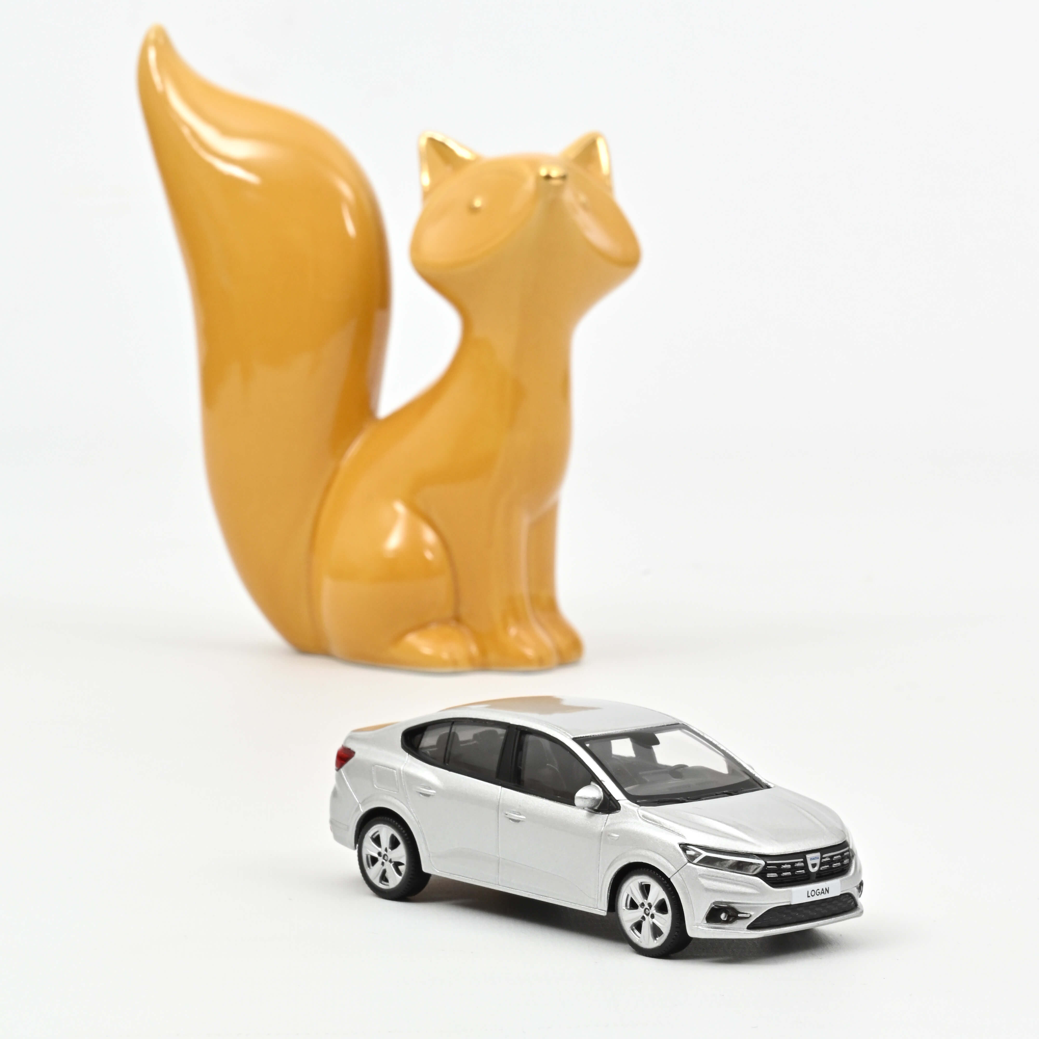 norev-dacia-logan-2021-modellino-auto-1-43-gris-highland image 1
