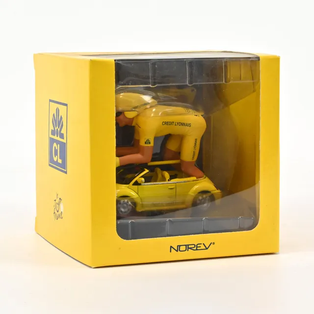 norev-vw-new-beetle-cabriolet-tdf-2005-con-ciclista-gigante-1-43 image 1