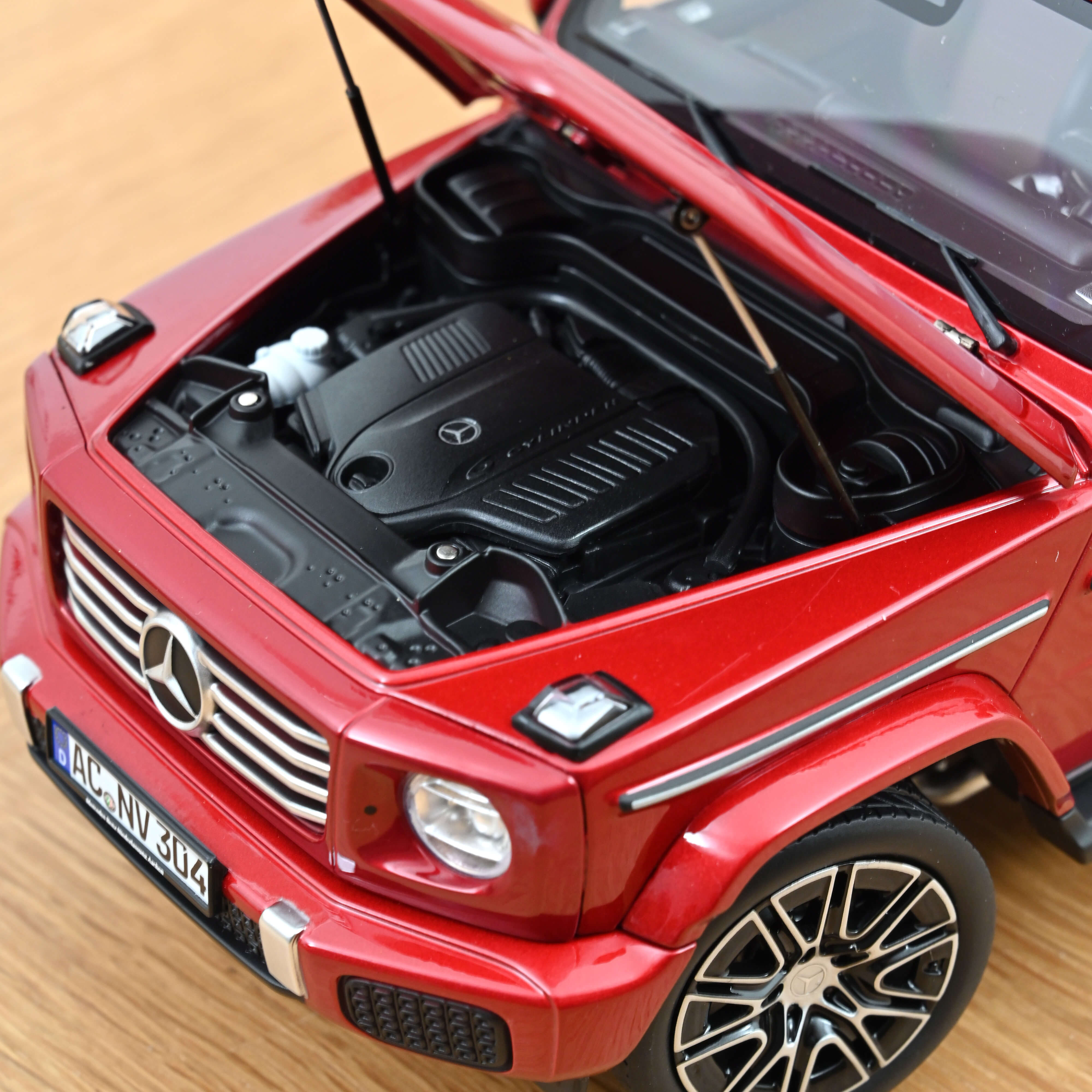 norev-mercedes-benz-classe-g-2024-1-18-modellino-auto-rosso-hyacinth image 4