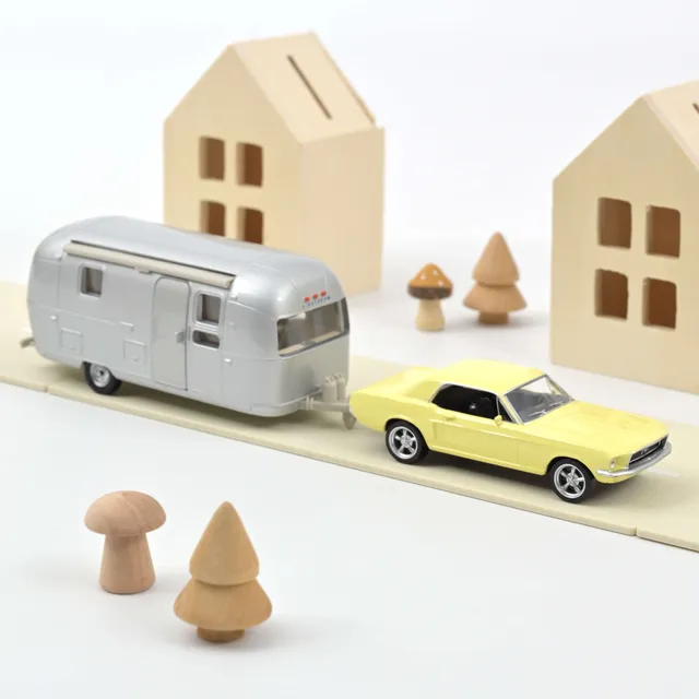 norev-ford-mustang-1968-giallo-meadowlark-roulotte-airstream-1-43-set-auto-d-epo image 1