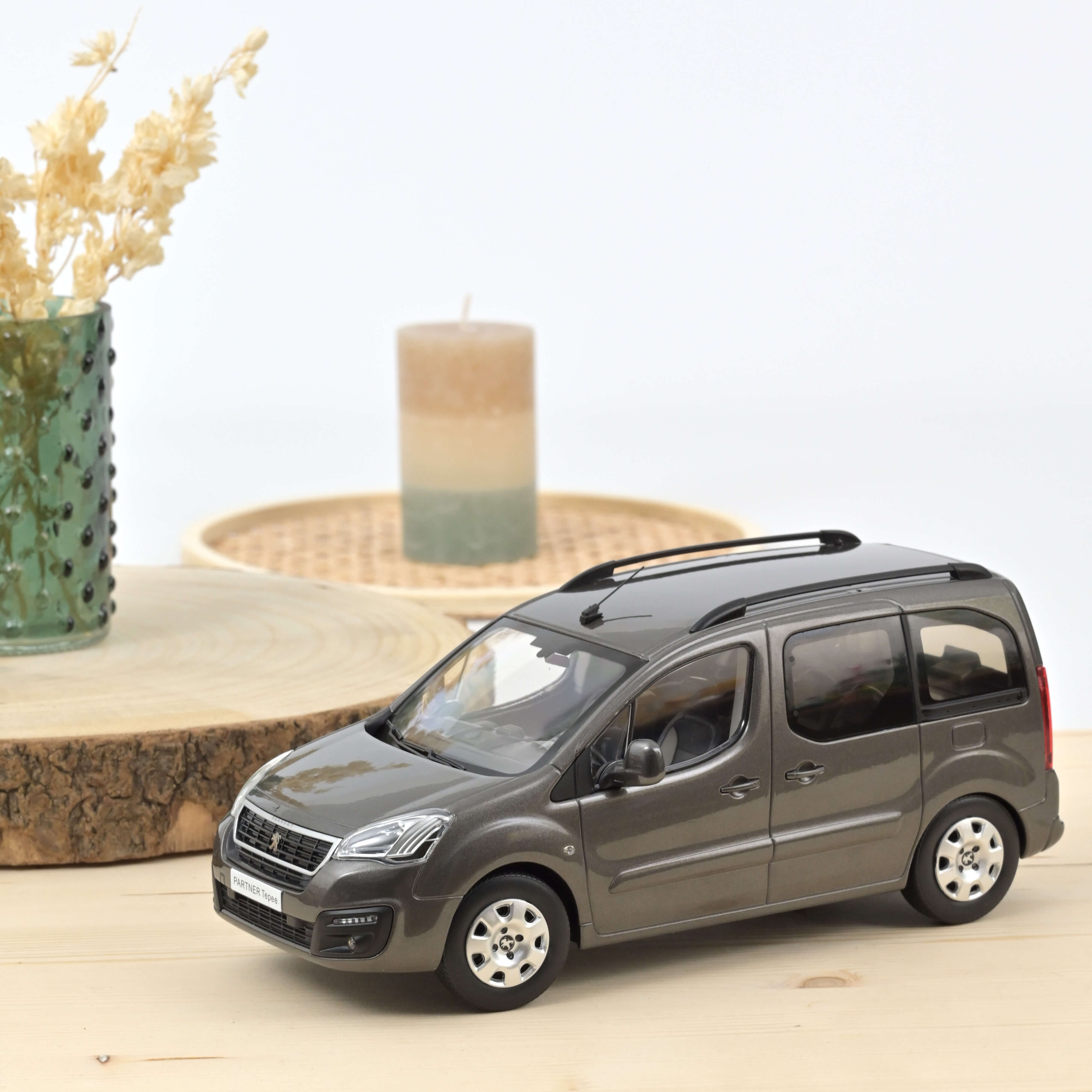 norev-peugeot-partner-2016-marron-moka-1-18-modellino-die-cast image 1