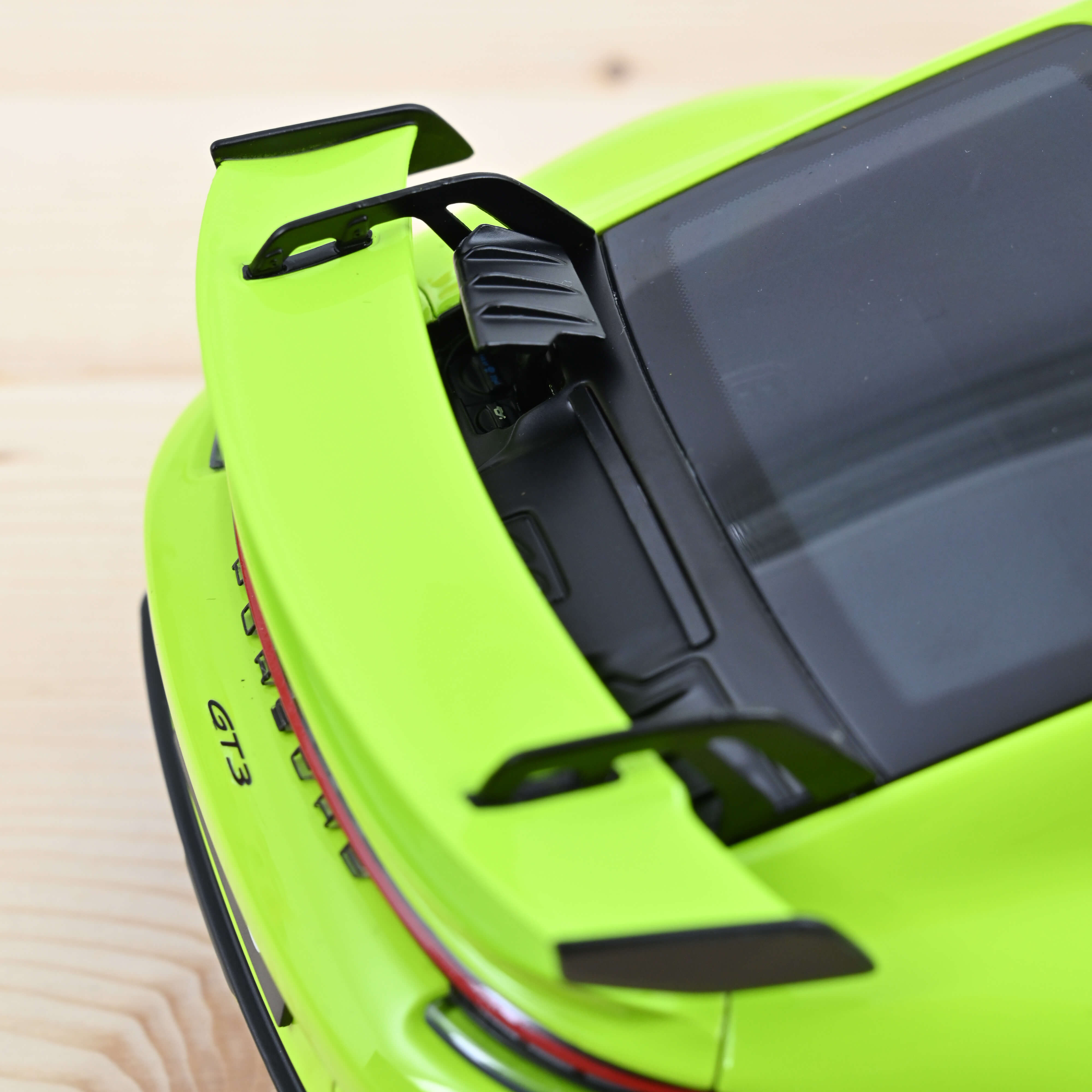 norev-porsche-911-gt3-2021-modellino-auto-1-18-verde-acido image 3