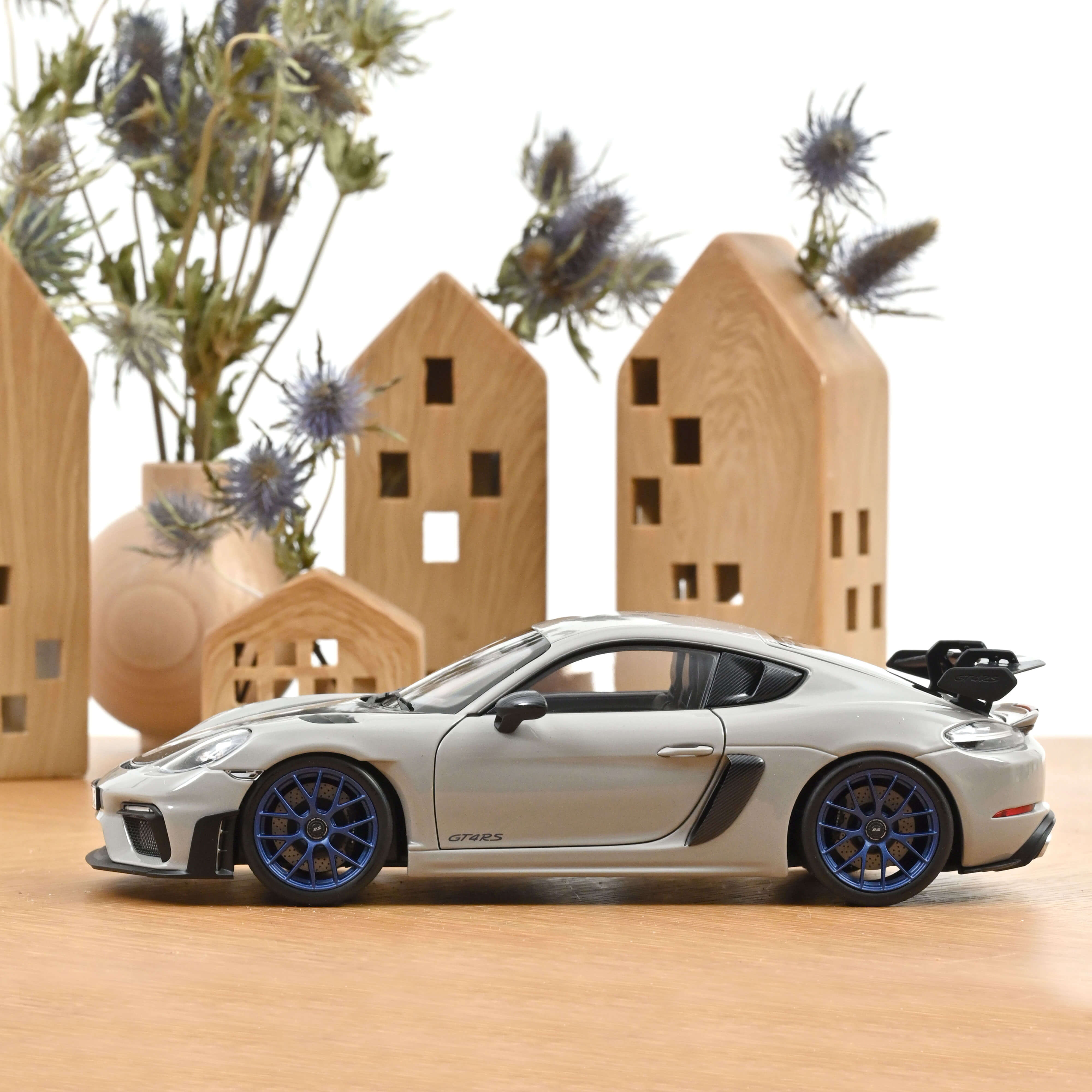 norev-porsche-cayman-gt4-rs-pack-weissach-2023-modellino-auto-1-18-creta image 3