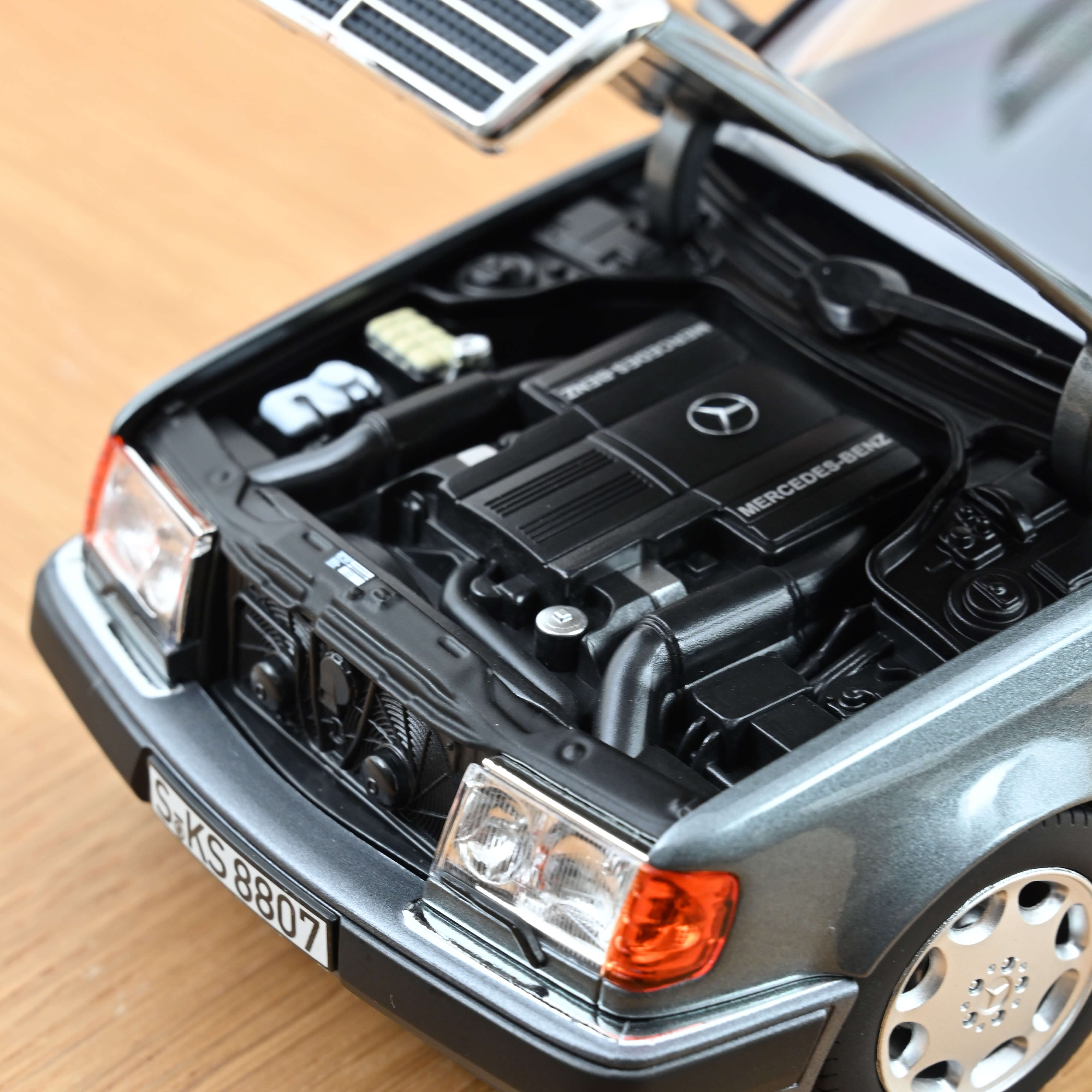 norev-mercedes-benz-500-e-1990-grigio-metallizzato-1-18 image 4