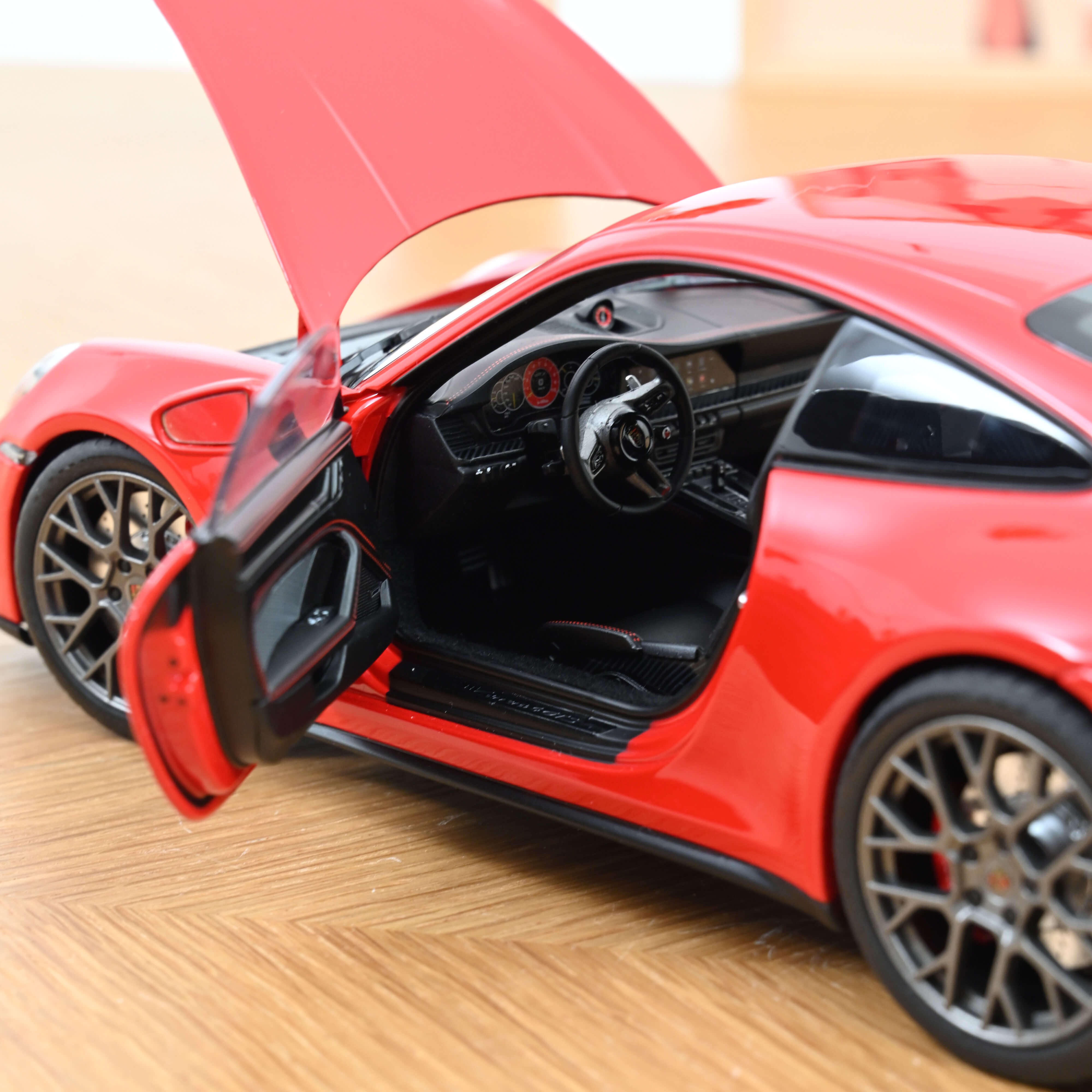 norev-porsche-911-carrera-gts-992-2-2025-rouge-indien-scala-1-18 image 4