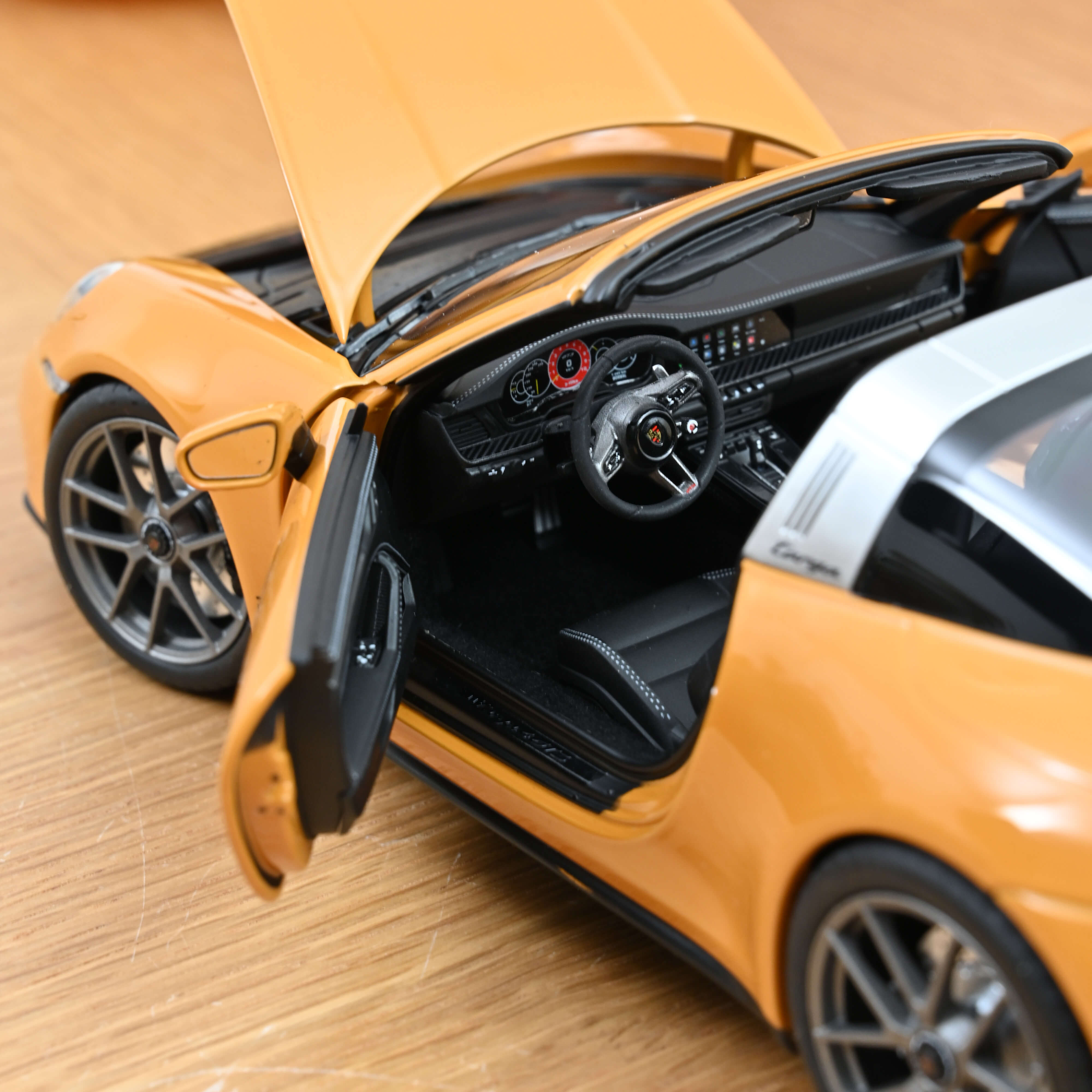 norev-porsche-911-targa-4-gts-992-2-1-18-modellino-giallo-bahama image 6