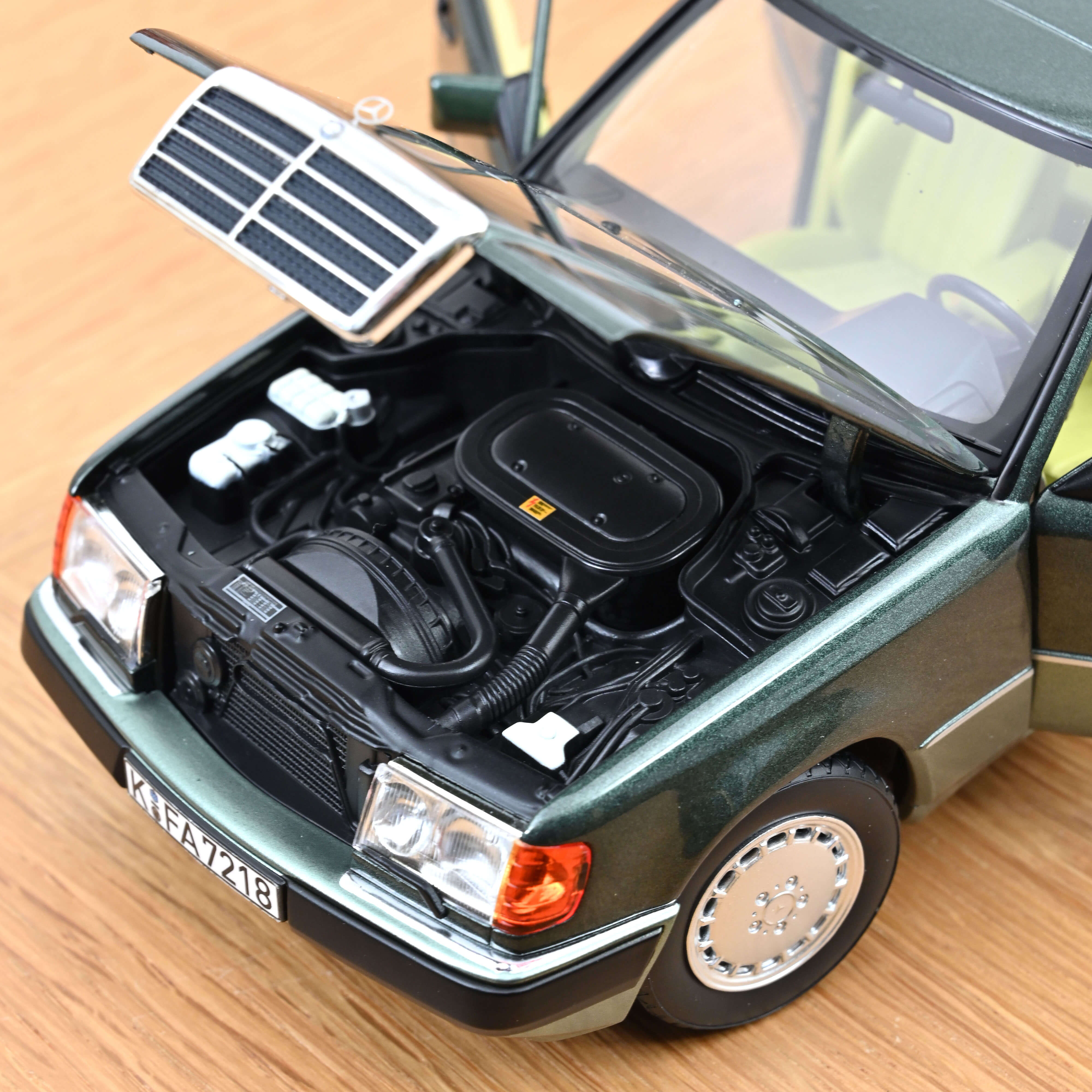 norev-mercedes-benz-230-e-1990-verde-notte-metallizzato-1-18 image 4