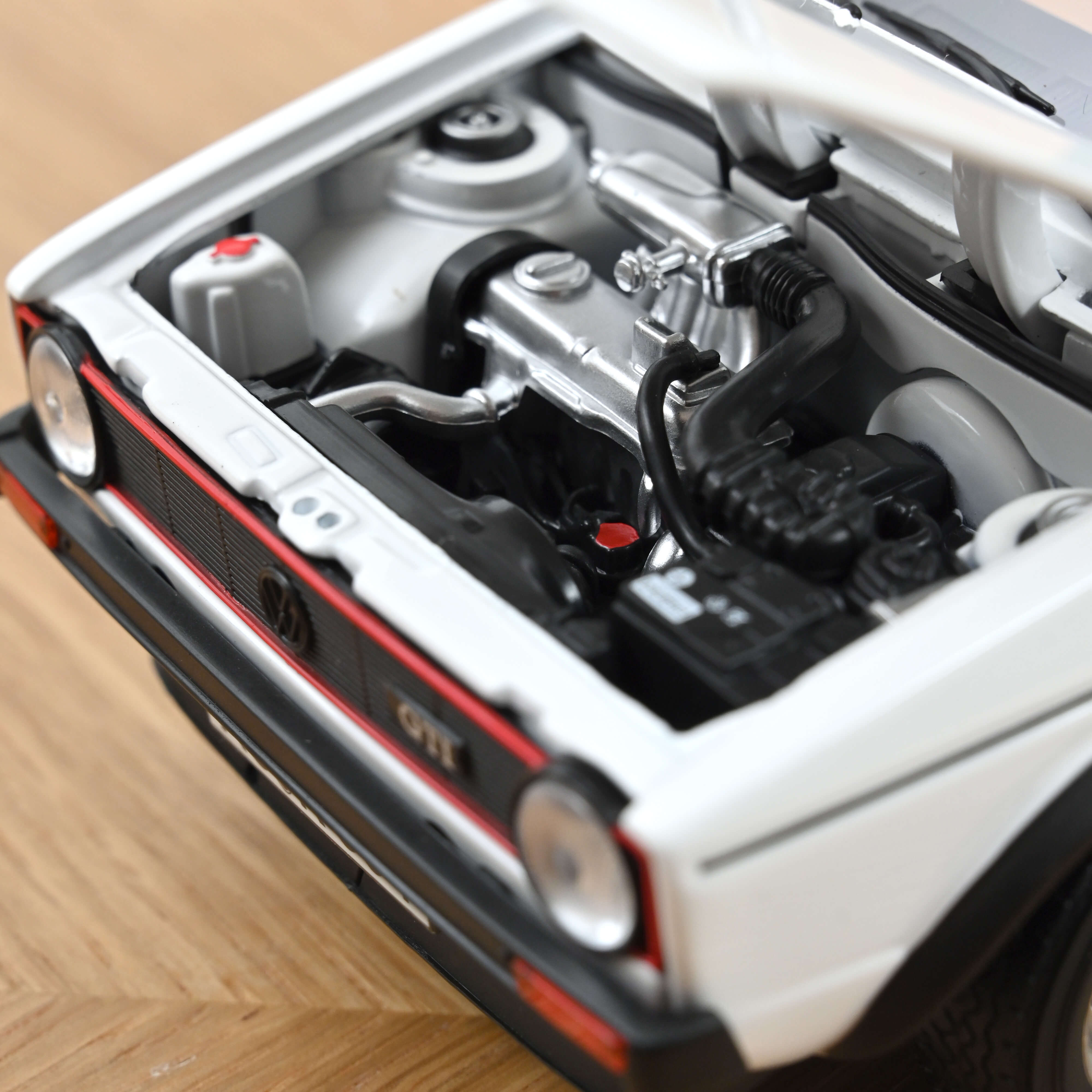 norev-vw-golf-gti-1976-bianco-alpino-1-18-modellino-die-cast image 4