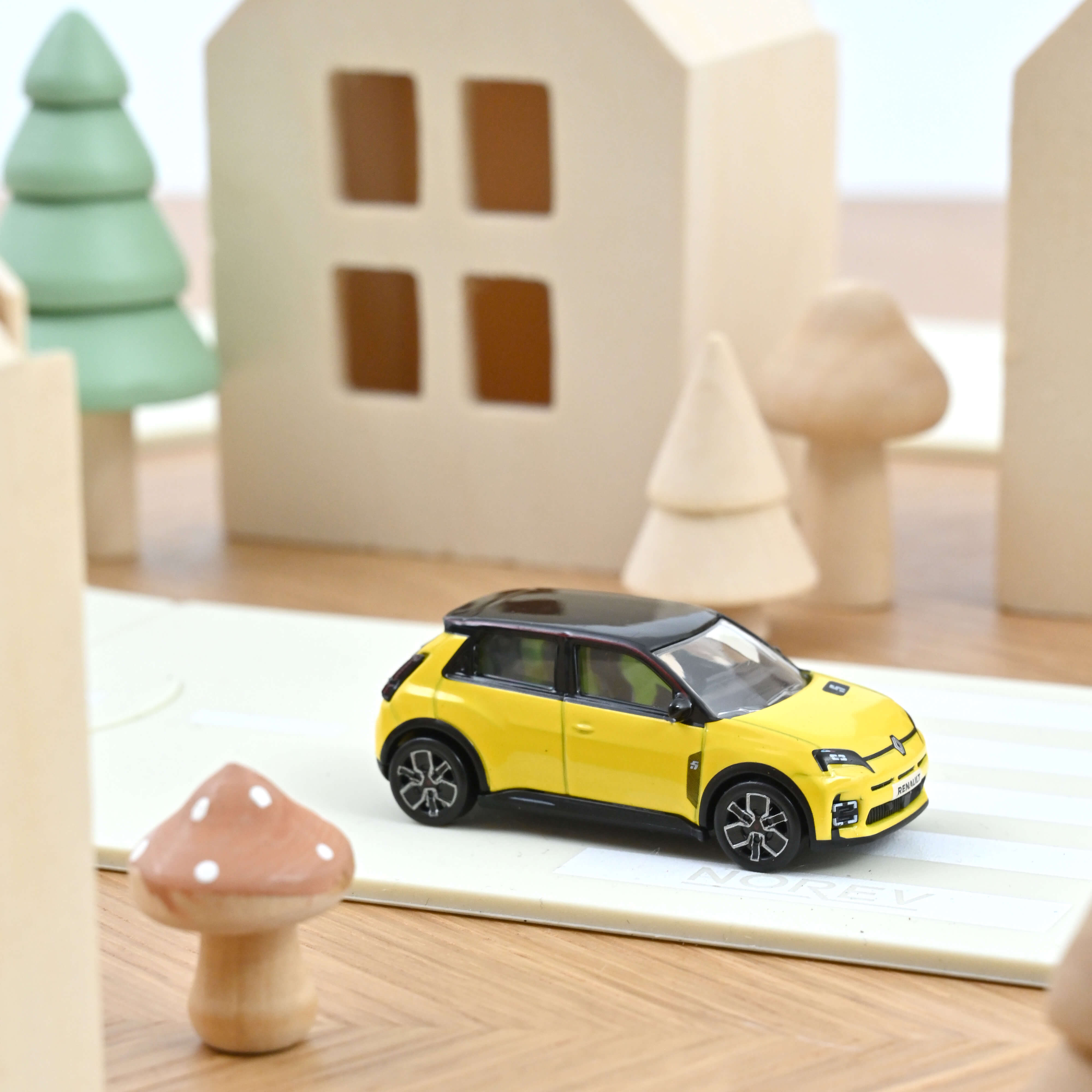 norev-renault-5-e-tech-elettrica-2024-giallo-pop-nero-1-64 image 1