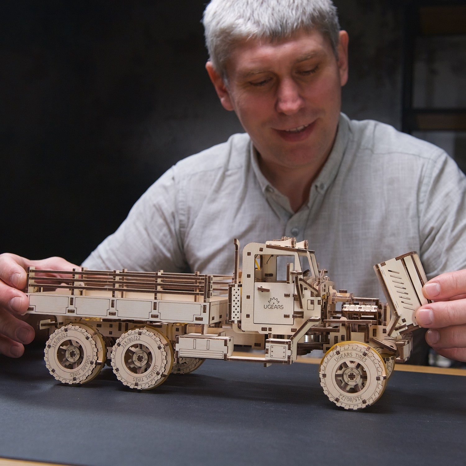 ugears-cargo-truck-camion-in-legno-3d-a-molla-da-assemblare-advanced-gears image 7