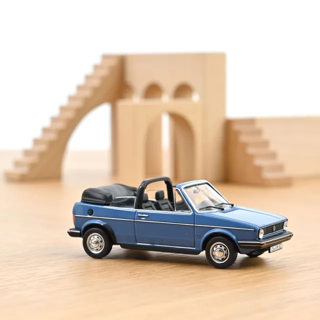 norev-vw-golf-cabriolet-1981-modellino-auto-1-43-blu-monaco-capote-chiusa image 1
