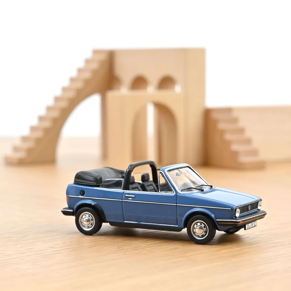 norev-vw-golf-cabriolet-1981-modellino-auto-1-43-blu-monaco-capote-chiusa image 1