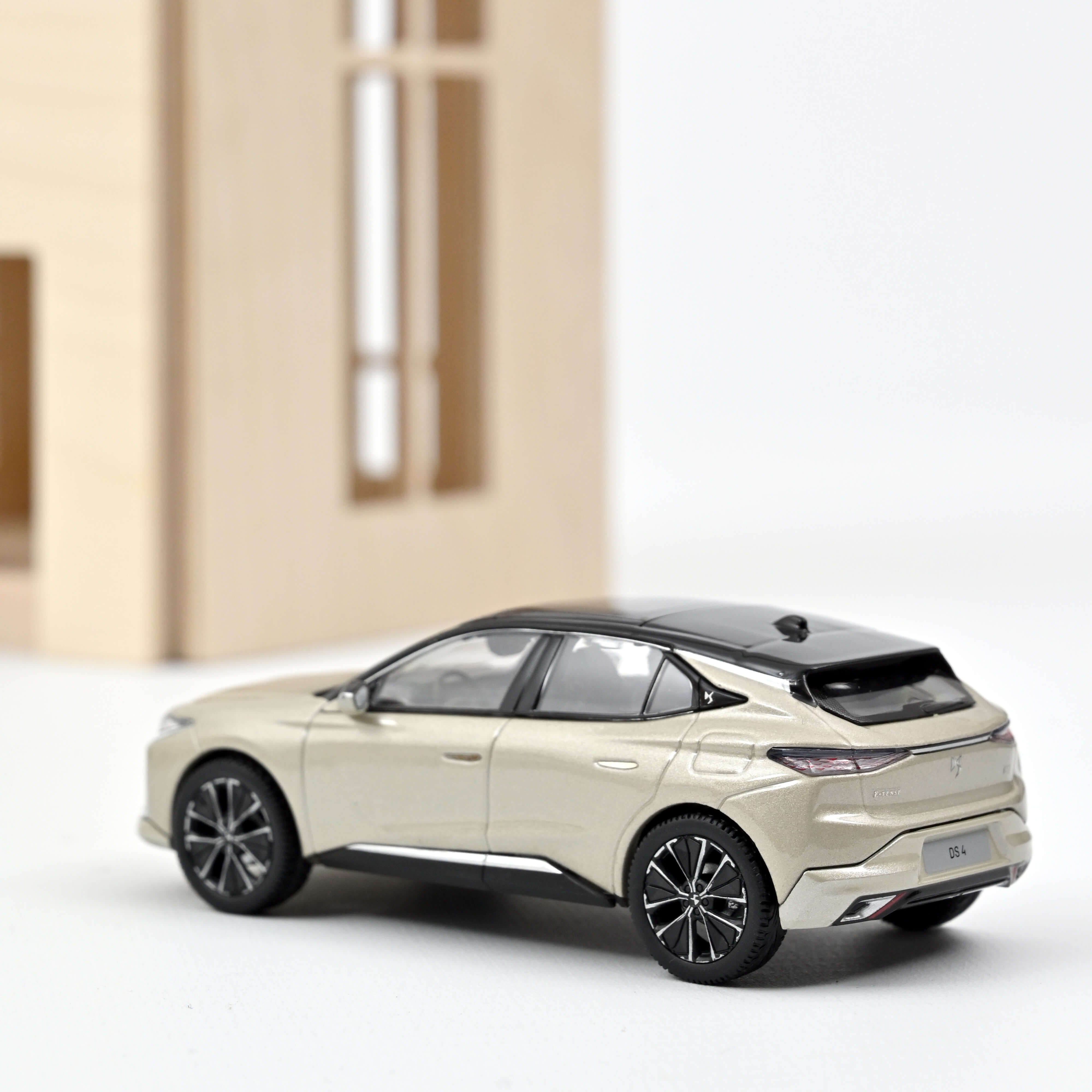 norev-ds-4-e-tense-2021-cristal-perl-modellino-1-43 image 2