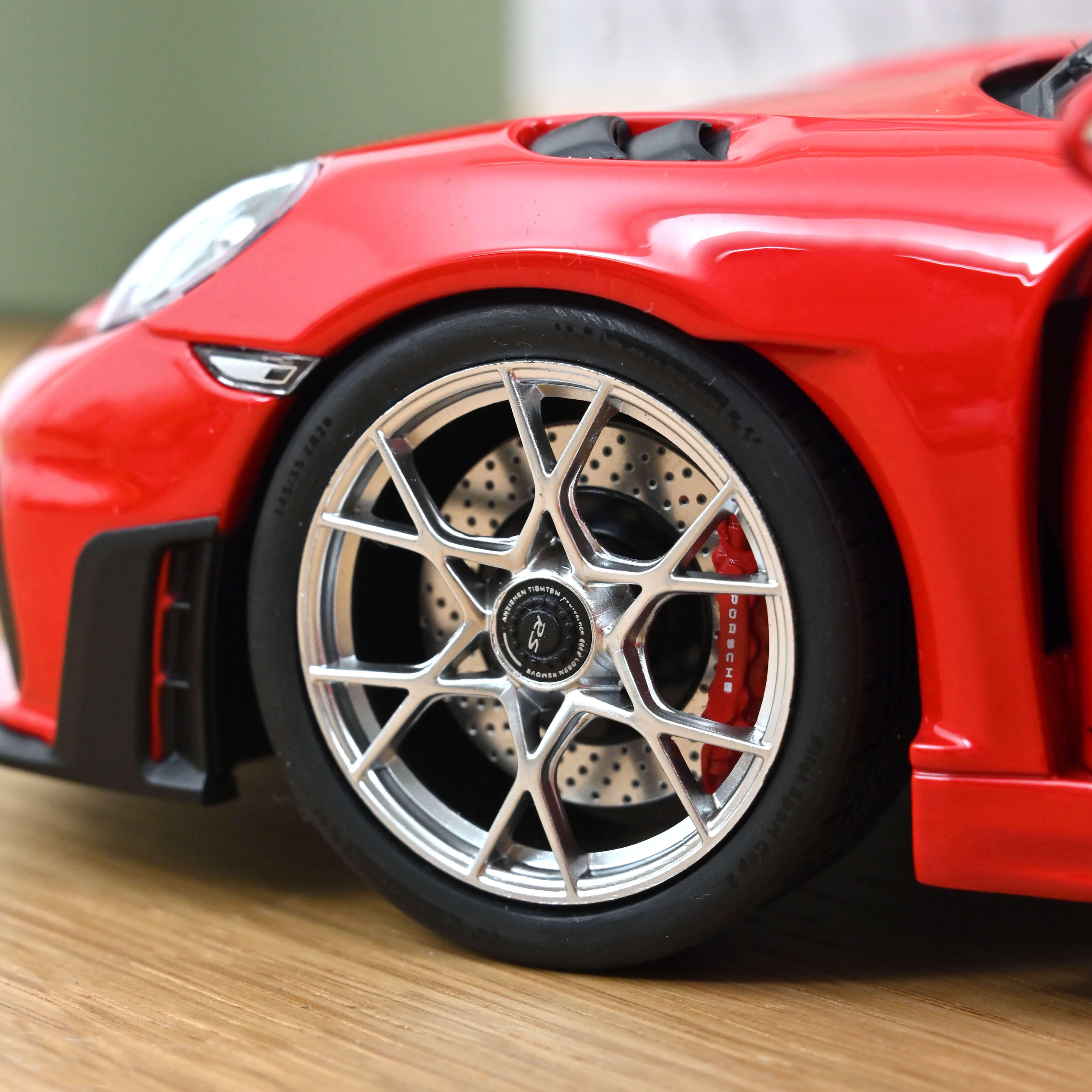 norev-porsche-718-spyder-rs-2023-modellino-auto-1-18-rouge-indien image 6