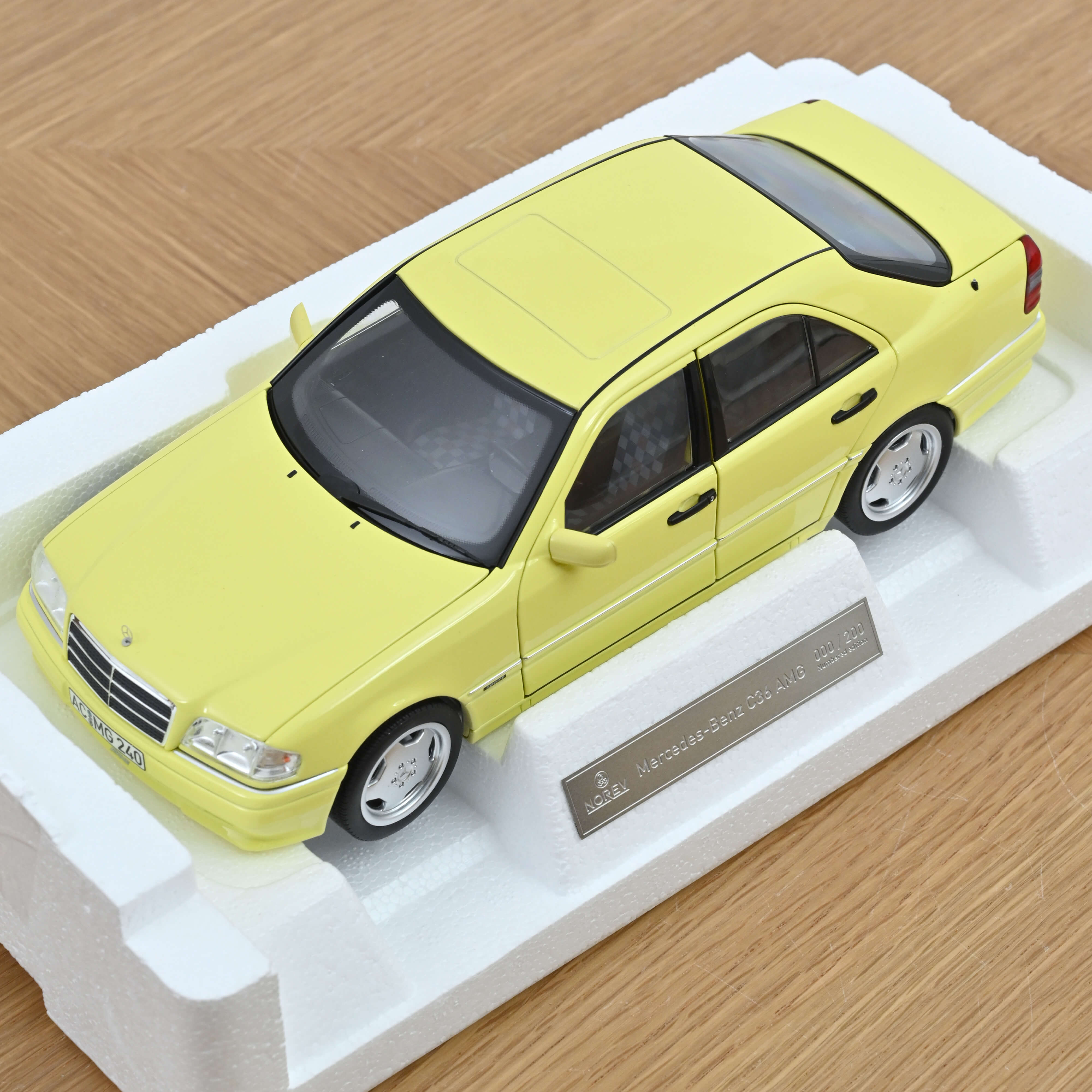 norev-mercedes-benz-c36-amg-1993-1-18-giallo-chiaro-200-pz image 6