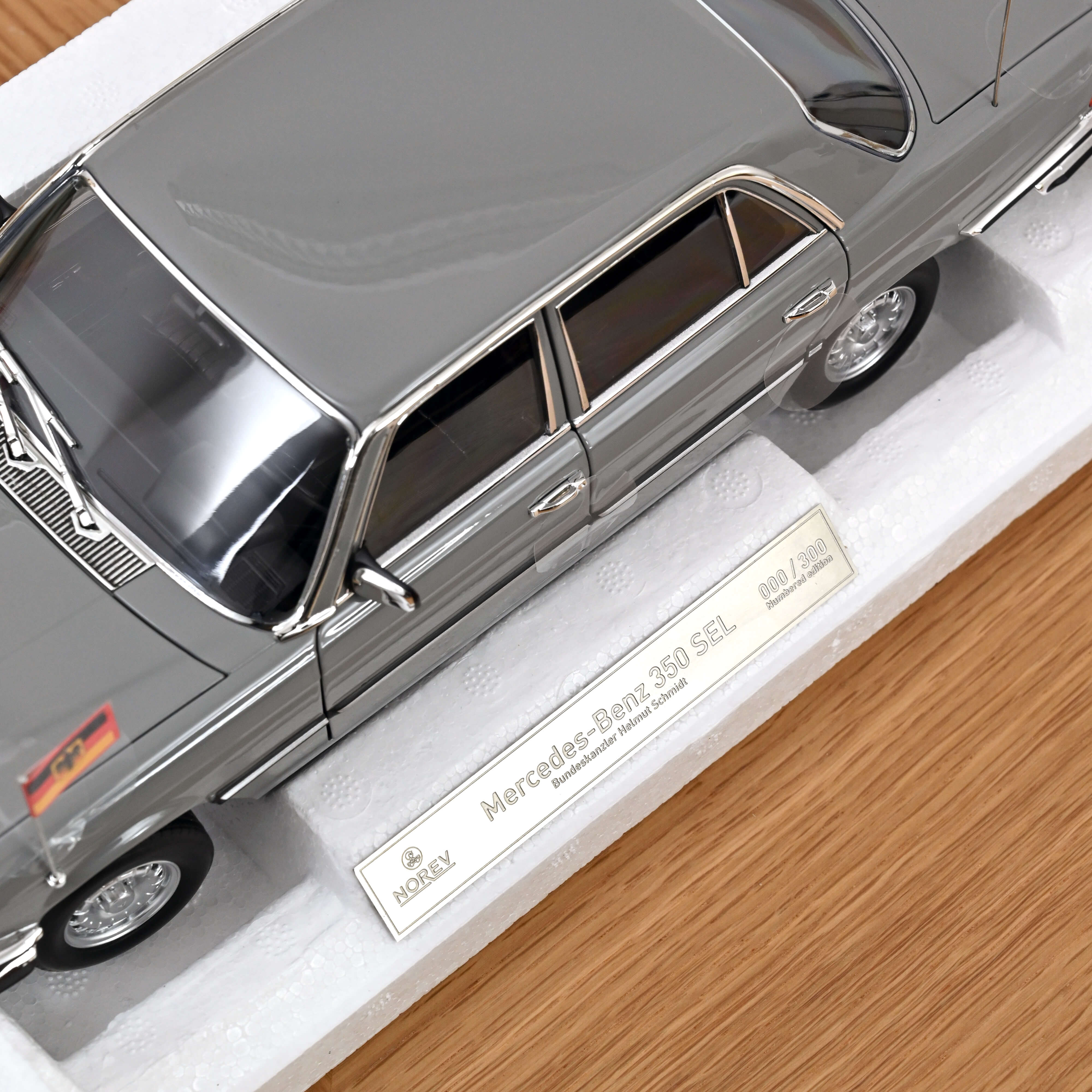 norev-mercedes-benz-350-sel-1976-grigio-schmidt-helmut-schmidt-1-18-300-pezzi image 4