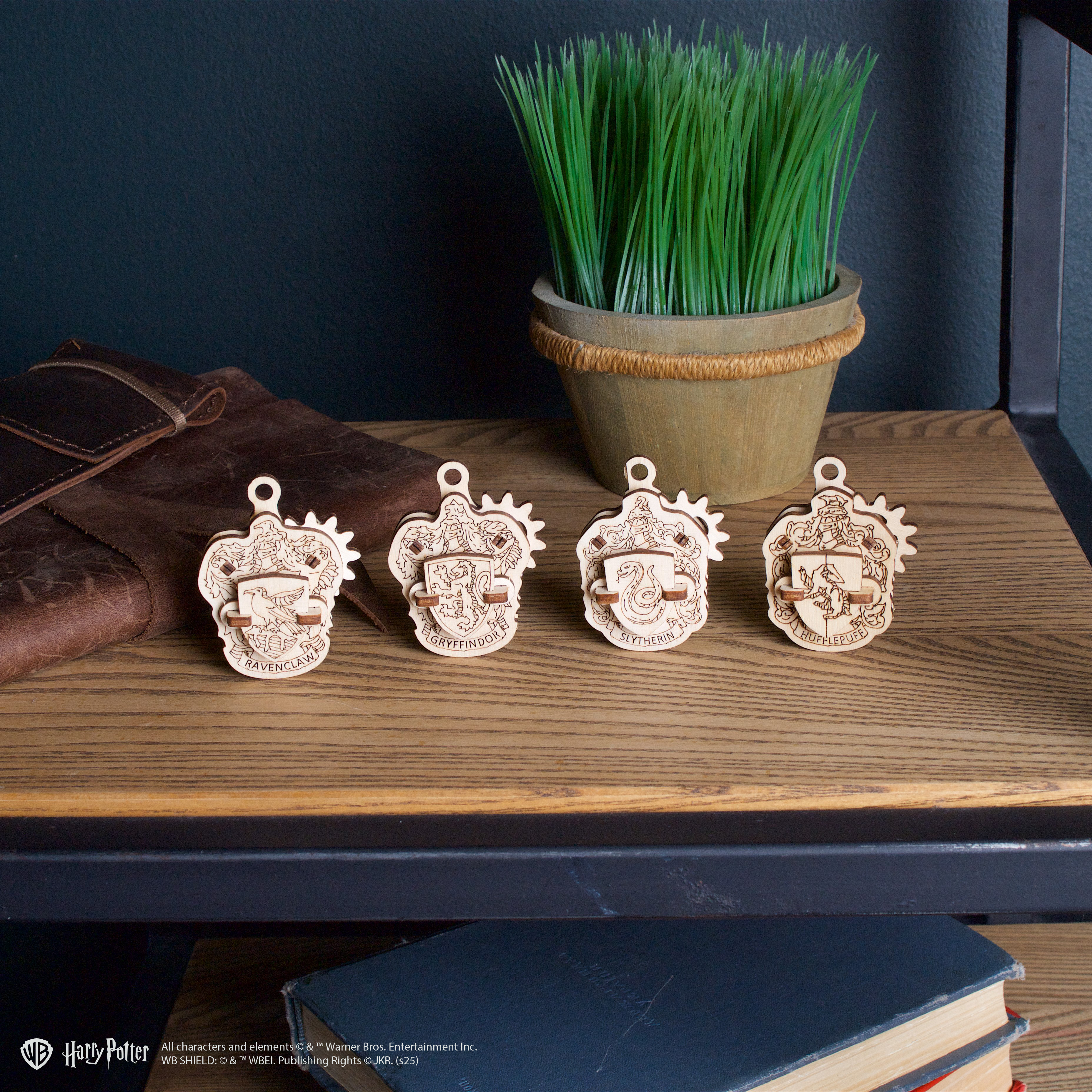ugears-hogwarts-houses-fidgets-set-4-stemmi-in-legno-harry-potter image 2