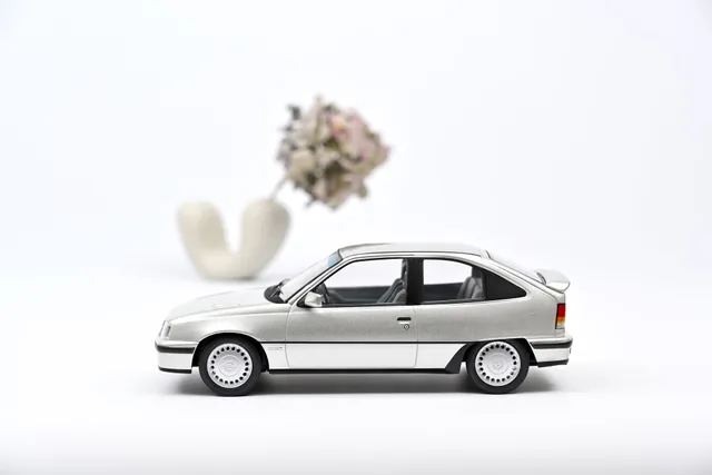 norev-opel-kadett-gsi-1987-silver-modellino-auto-1-18 image 1