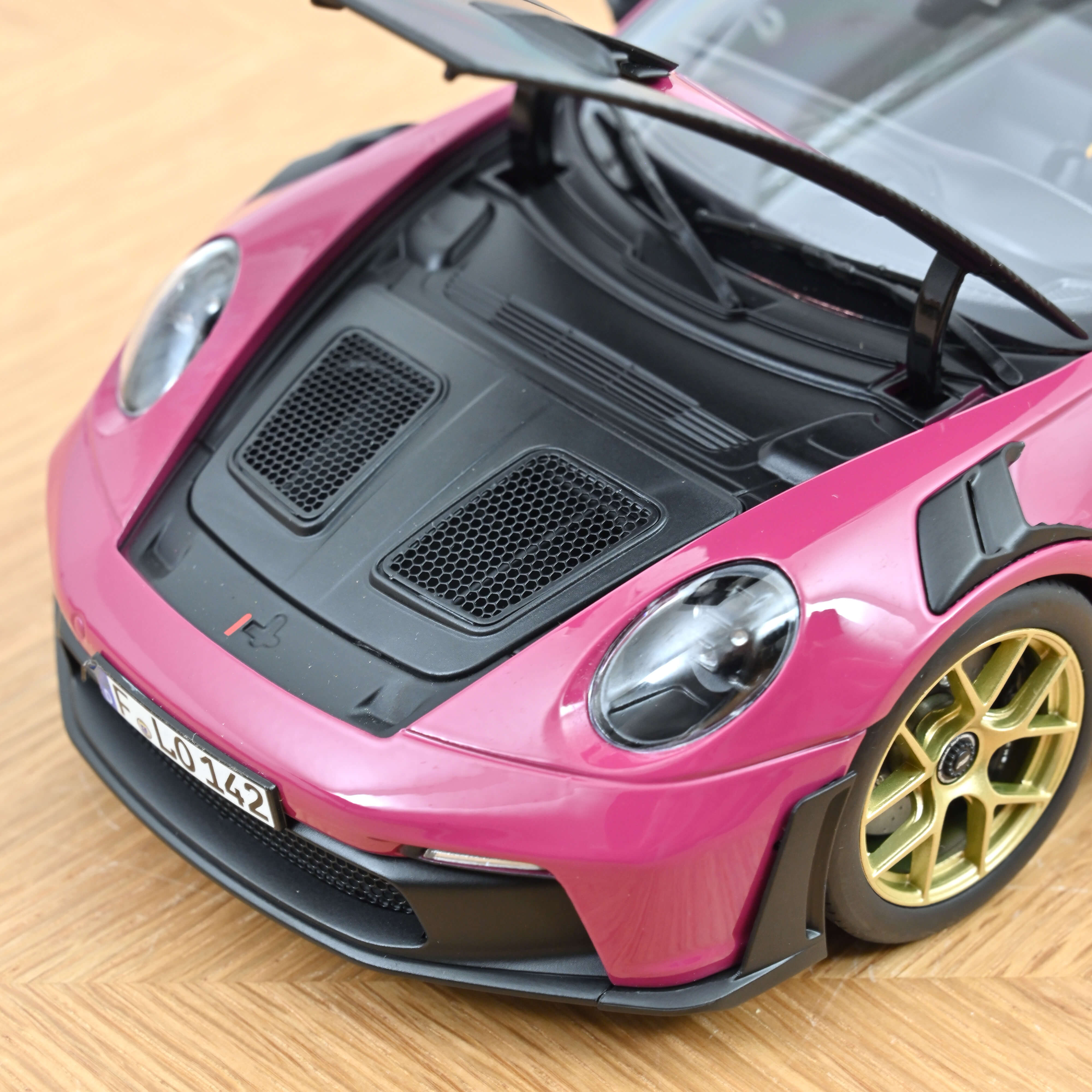 norev-porsche-911-gt3-rs-con-pack-weissach-2022-modellino-auto-1-18-ruby-star image 6