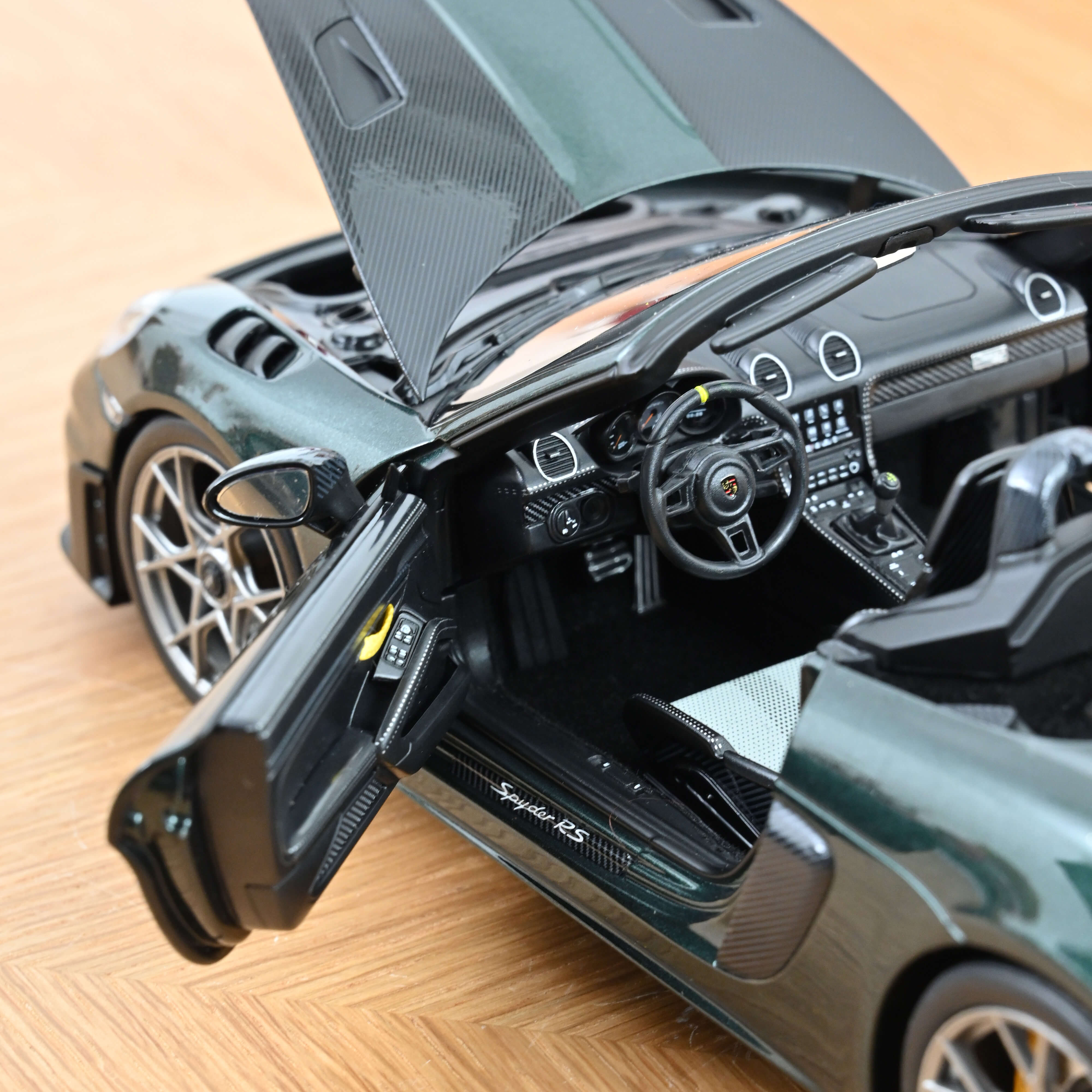 norev-porsche-718-spyder-rs-pack-weissach-2023-forest-green-metallic-1-18 image 4
