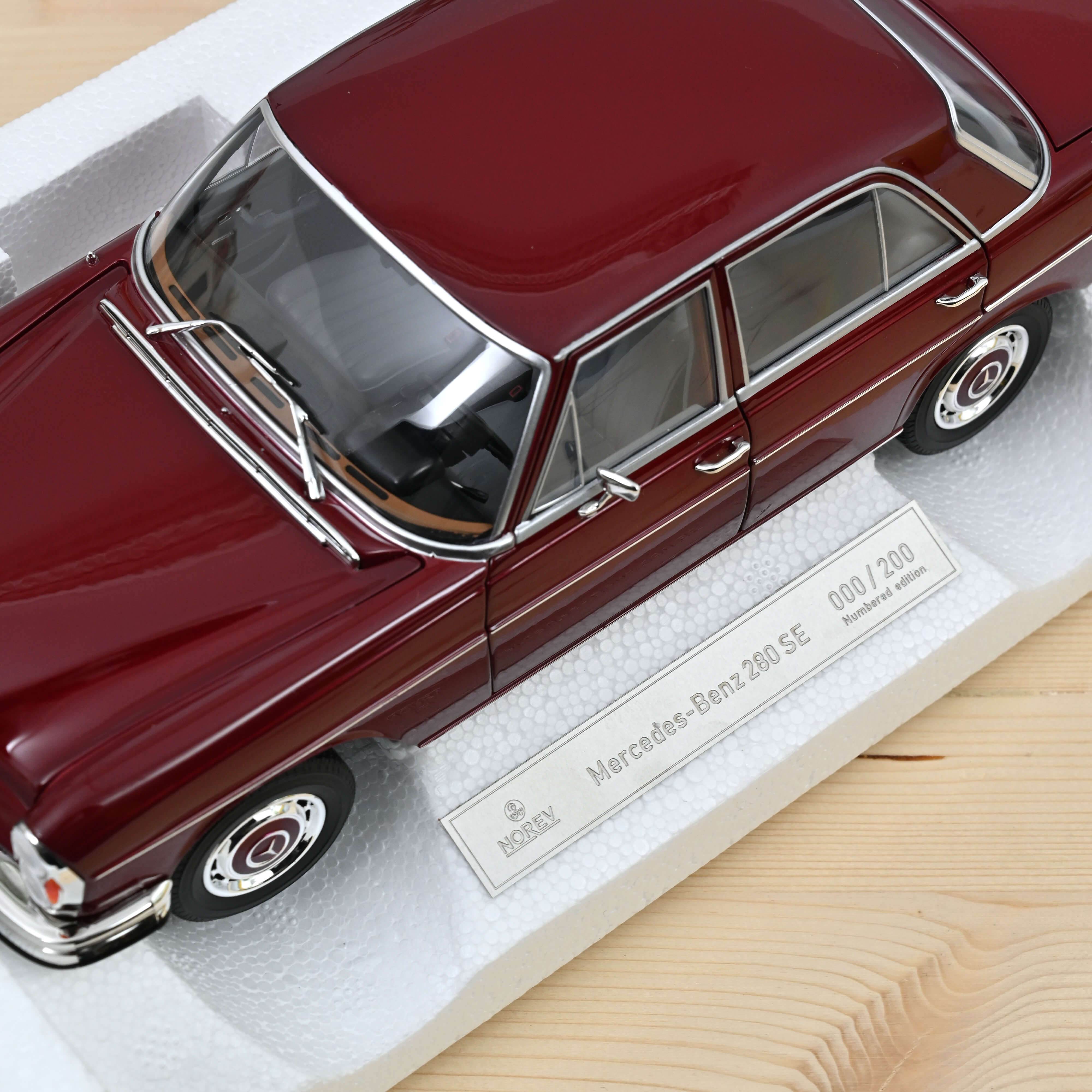 norev-mercedes-benz-280-se-1968-rosso-metallizzato-1-18-200-pezzi-archivio image 4