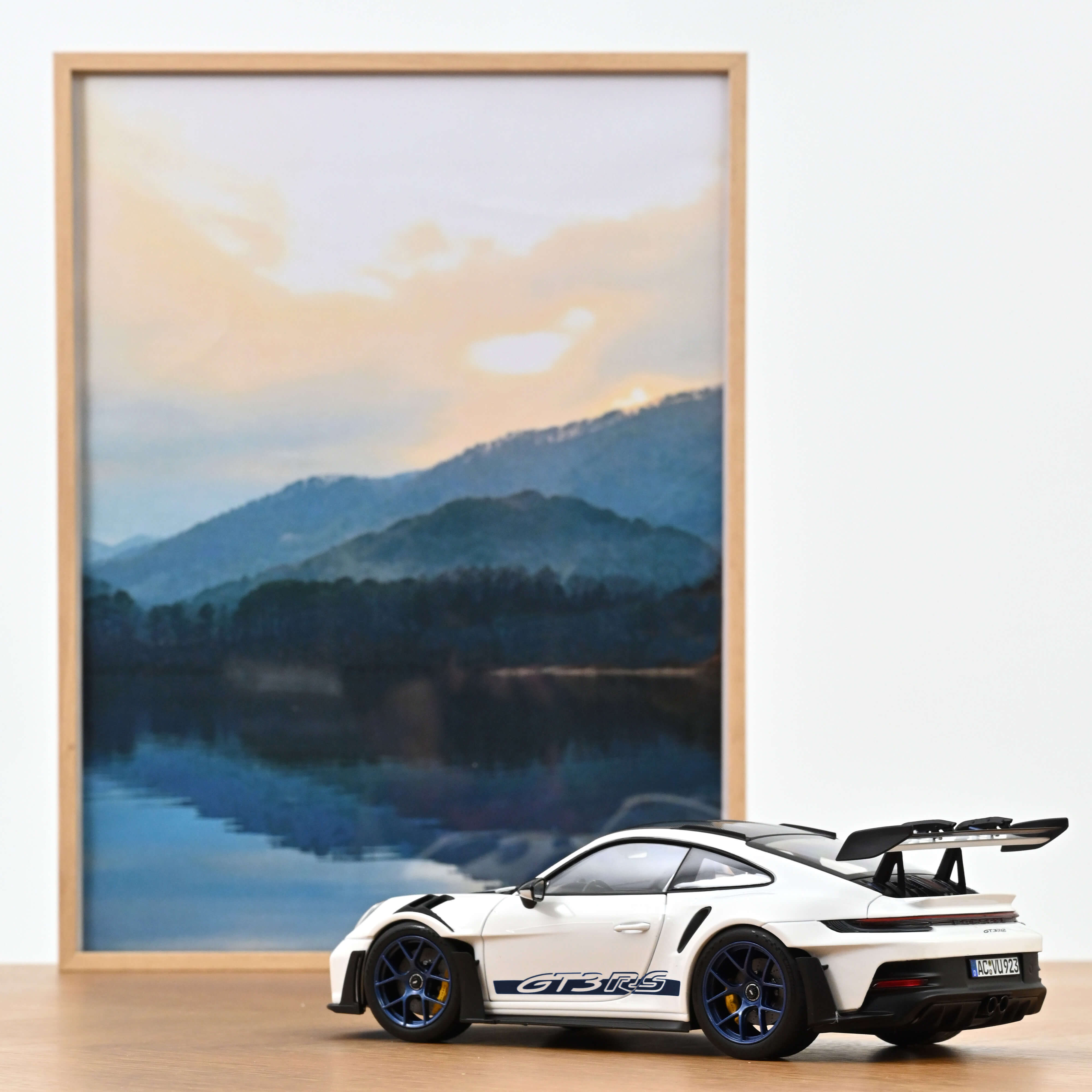 norev-porsche-911-gt3-rs-pack-weissach-2022-modellino-auto-1-18-bianco-blu-indac image 3