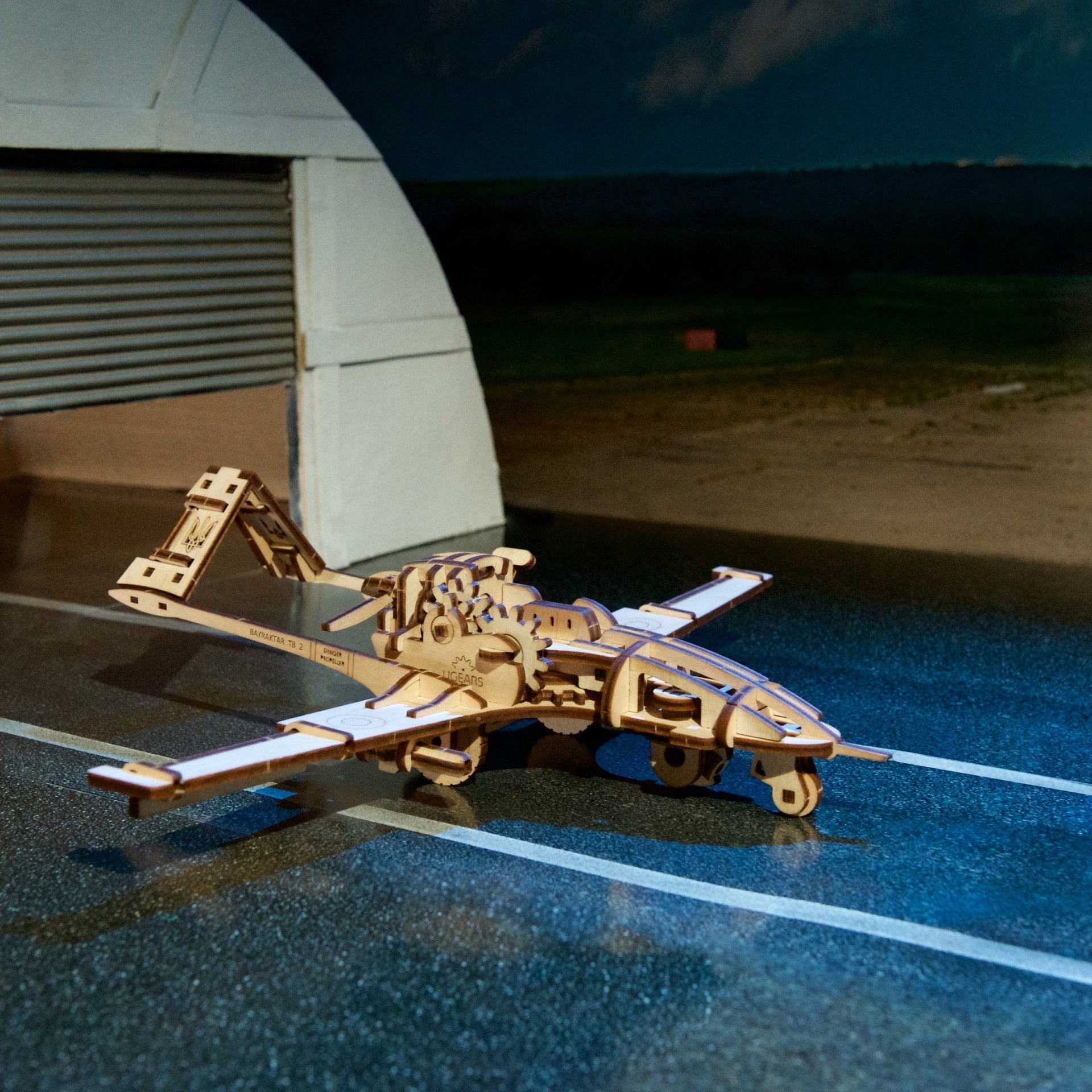 ugears-bayraktar-tb2-combat-drone-modello-in-legno-3d-da-assemblare image 8
