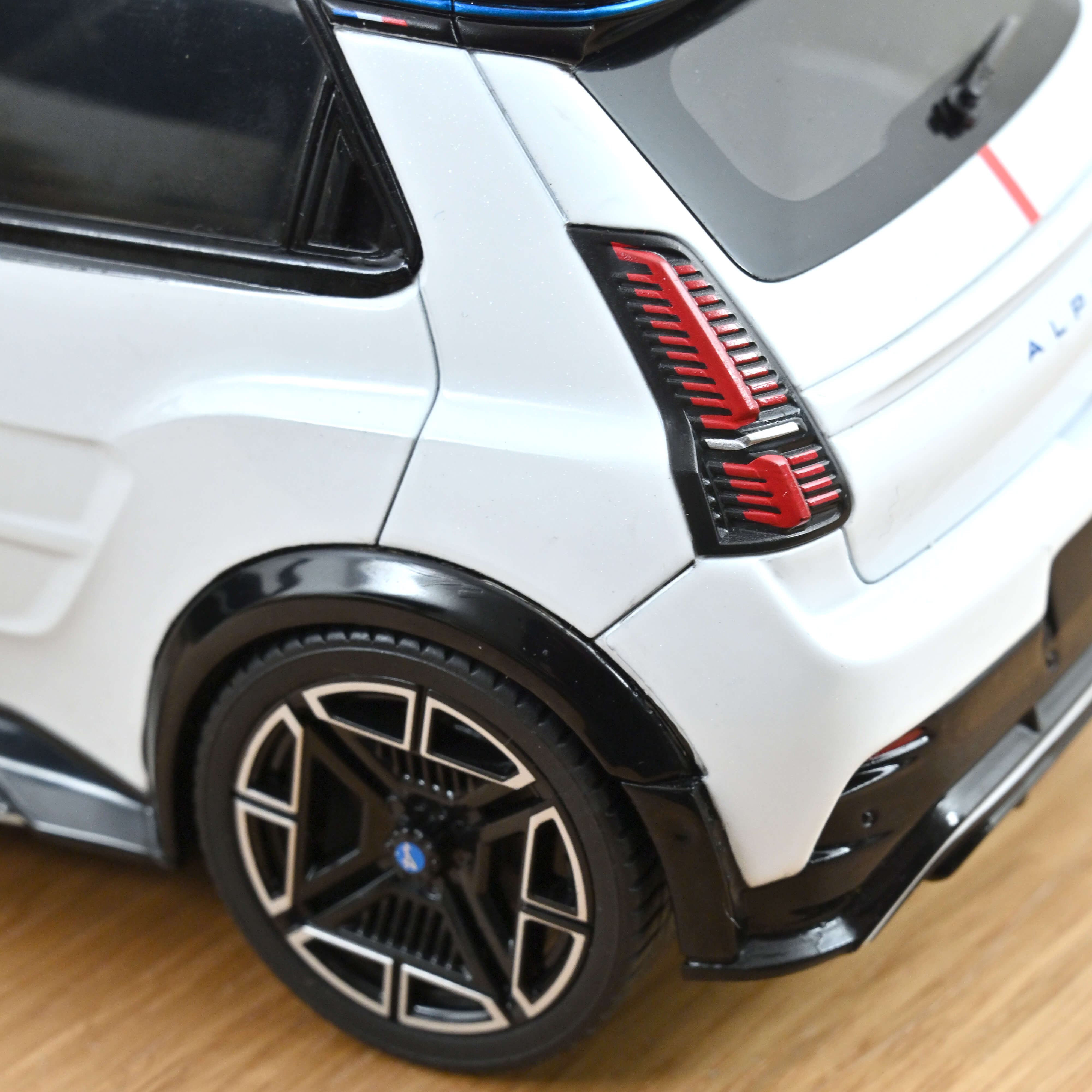norev-alpine-a290-gts-2025-premi-re-edition-beta-modellino-1-18-bianco image 6