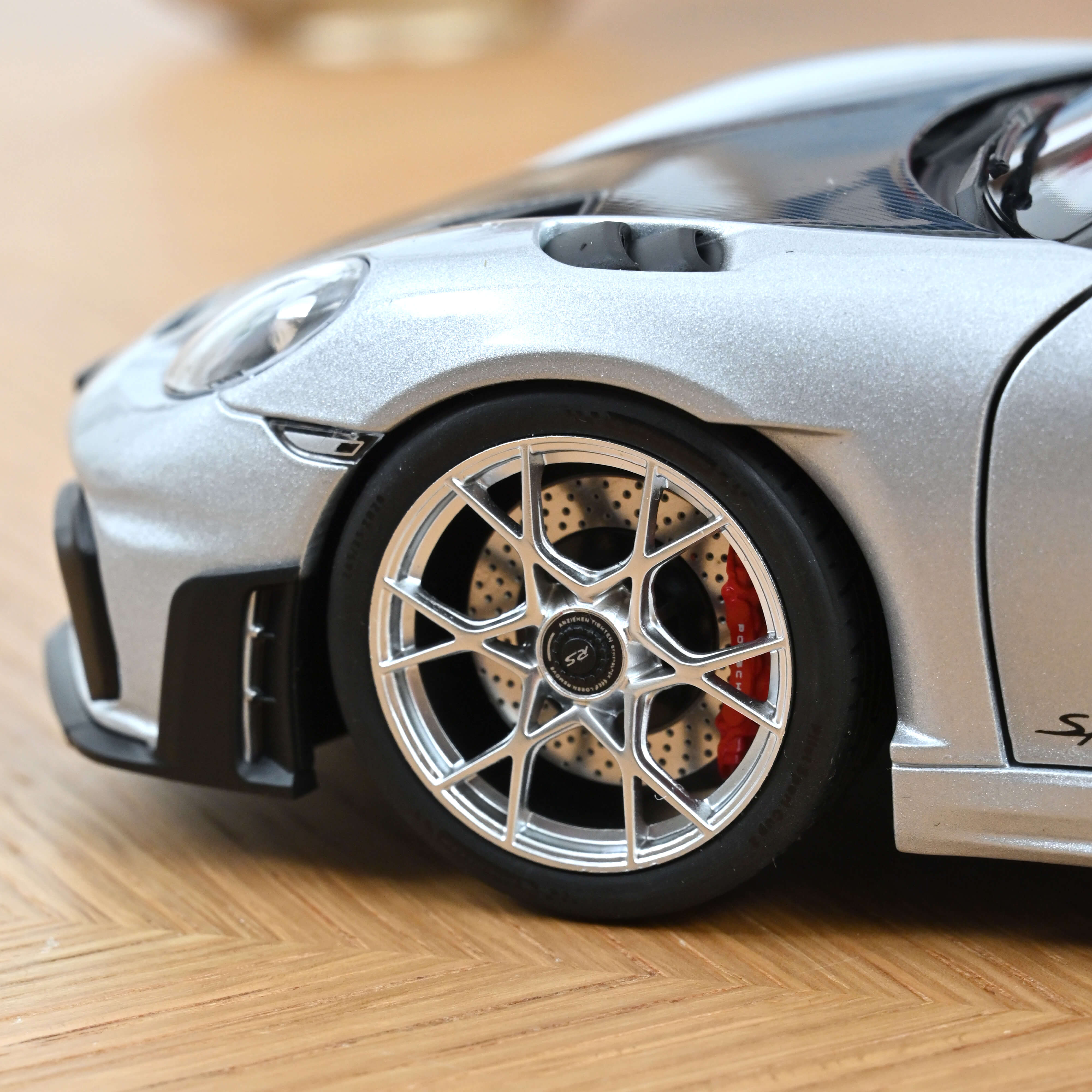 norev-porsche-718-spyder-rs-pack-weissach-2023-modellino-auto-1-18-argento-gt-me image 6