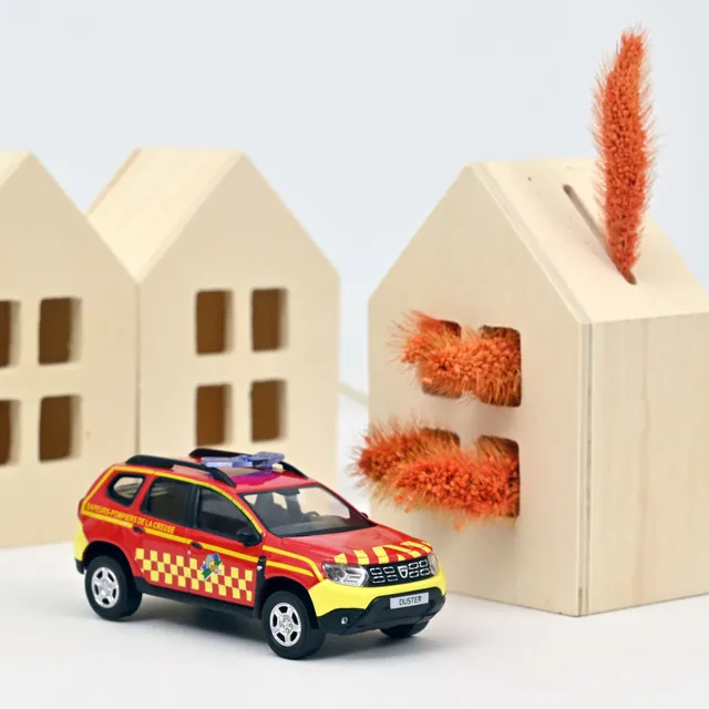 norev-dacia-duster-2020-pompiers-modellino-auto-1-43-con-decoro-laterale-a-scacc image 1