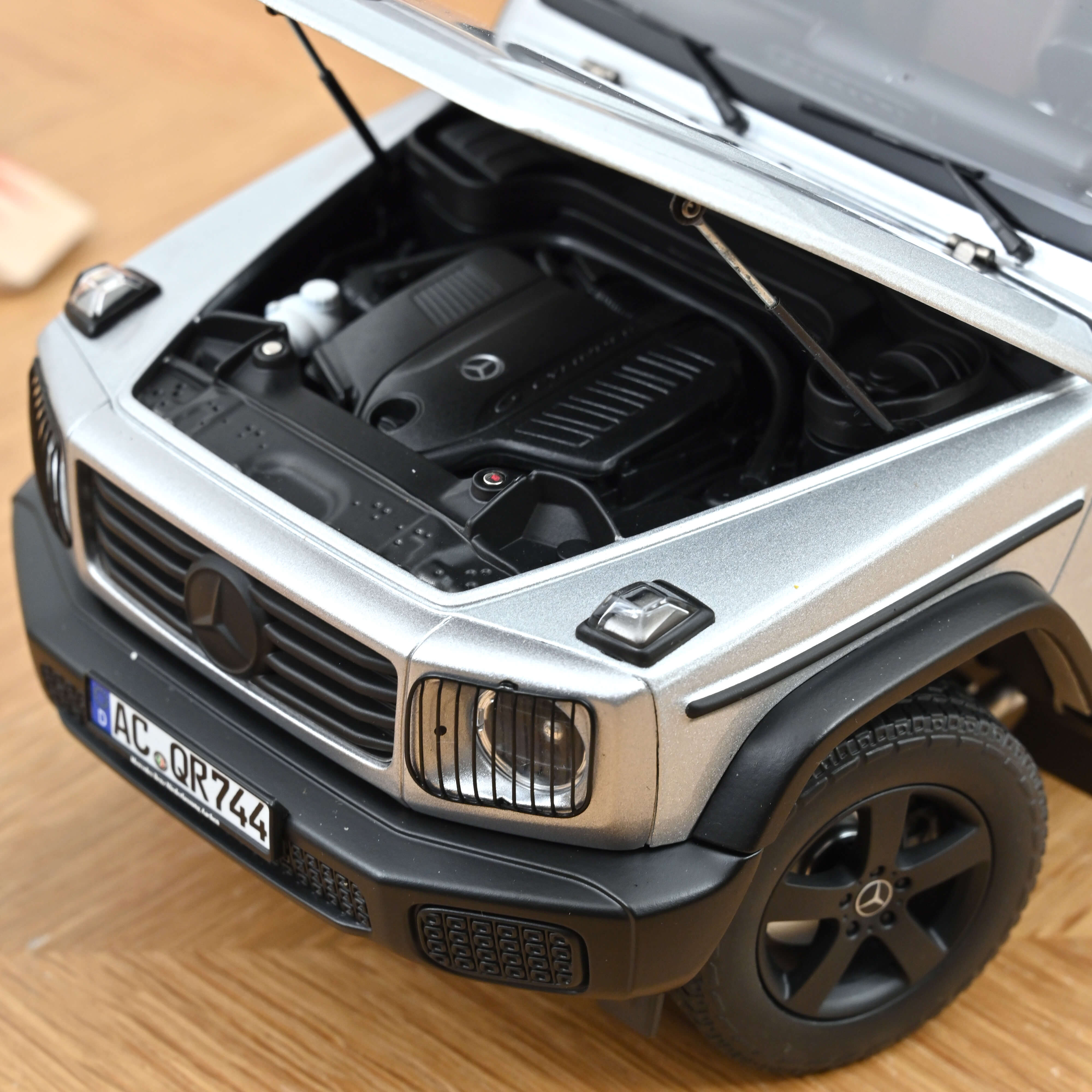 norev-mercedes-benz-classe-g-2024-w463-modellino-auto-1-18-argent-iridium image 4