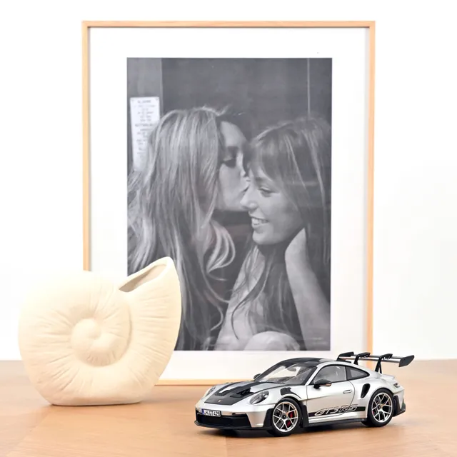 norev-porsche-911-gt3-rs-con-pacchetto-weissach-2022-gt-silver-metallic-1-18-mod image 1