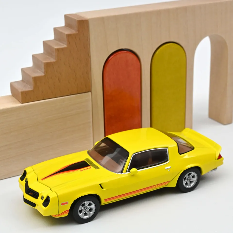 norev-chevrolet-camaro-z28-1980-1-43-gialla-con-strisce-rosse-arancioni image 1