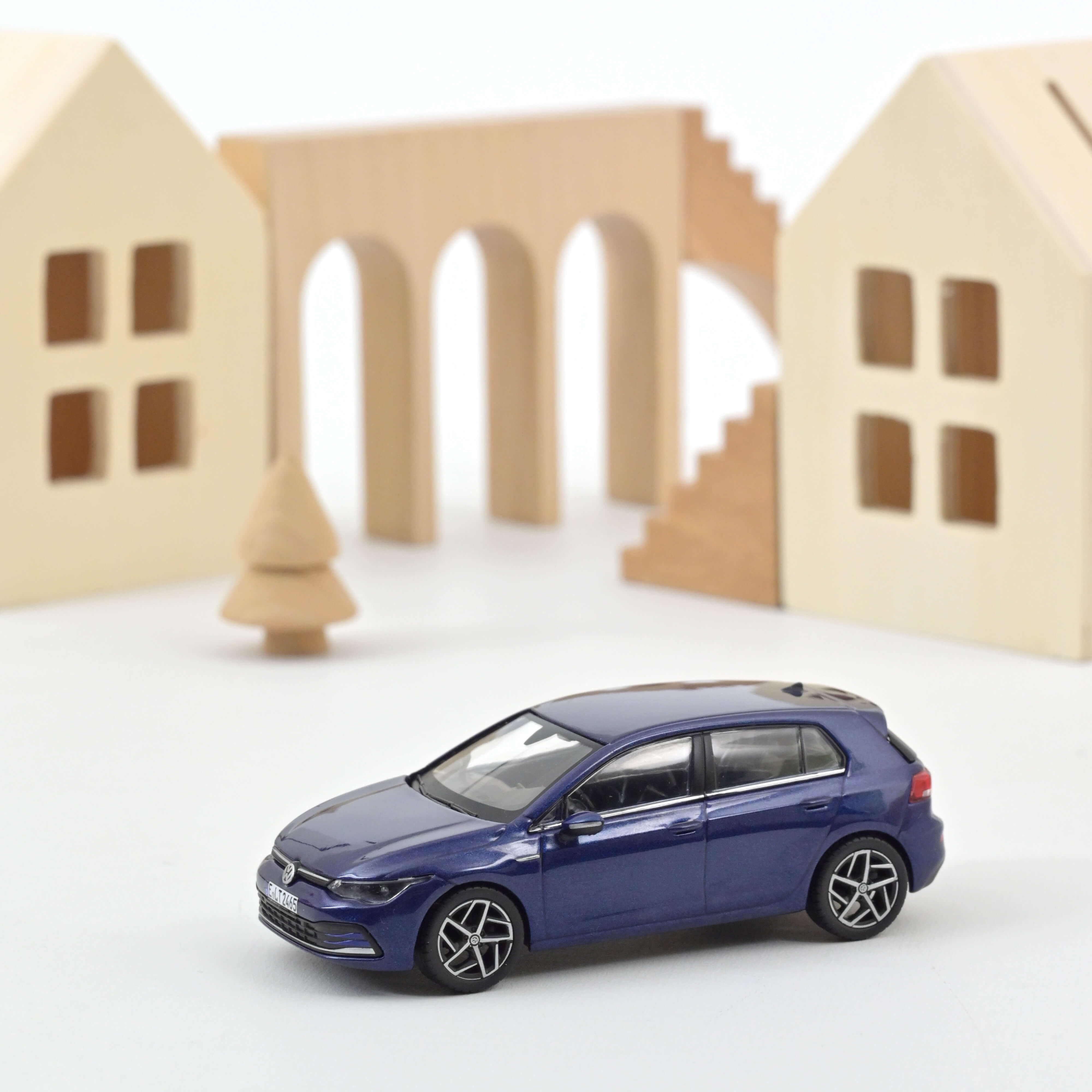 norev-vw-golf-8-2020-blu-metallizzato-modellino-auto-1-43 image 1