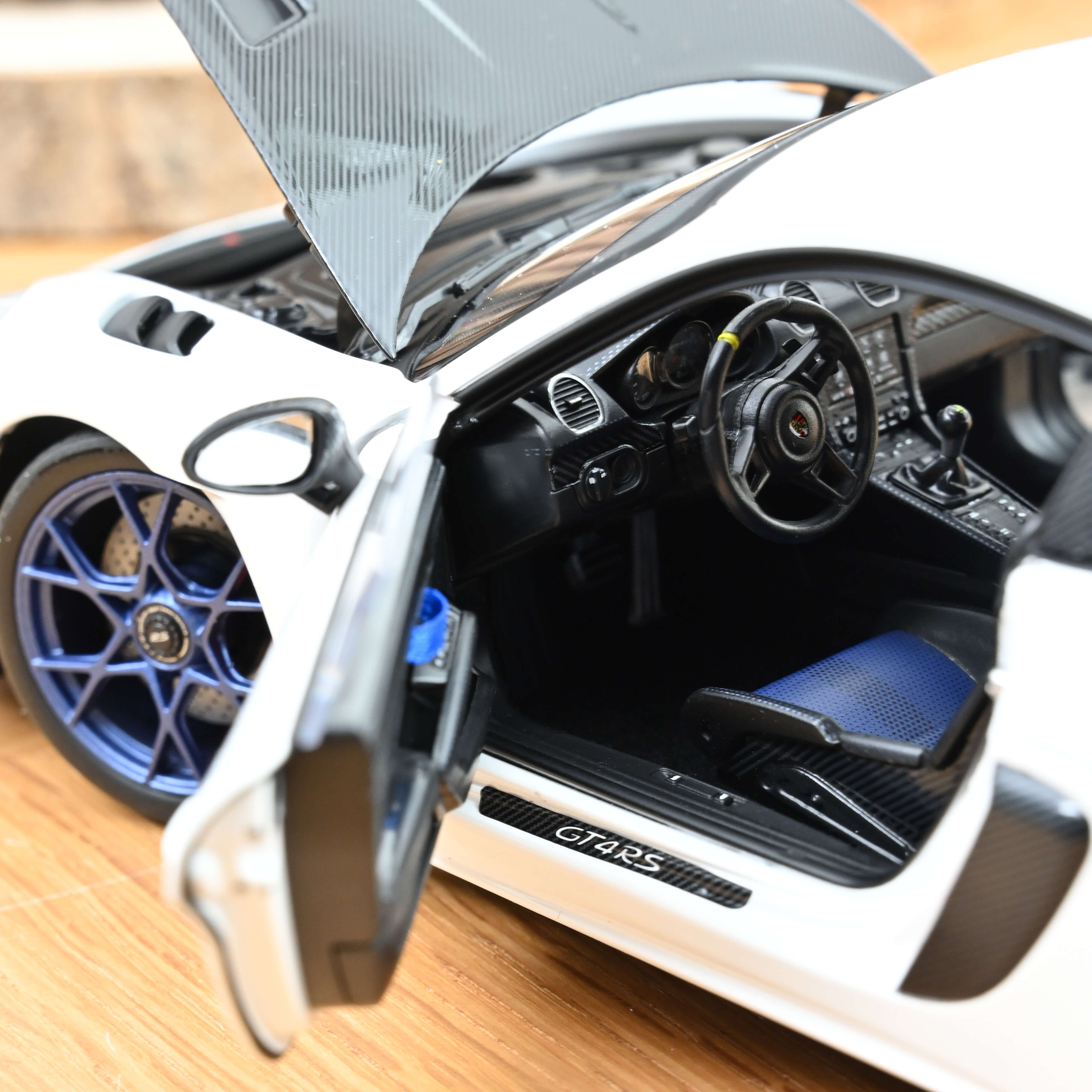 norev-porsche-cayman-gt4-rs-pack-weissach-2023-modellino-auto-1-18-bianco-edizio image 4
