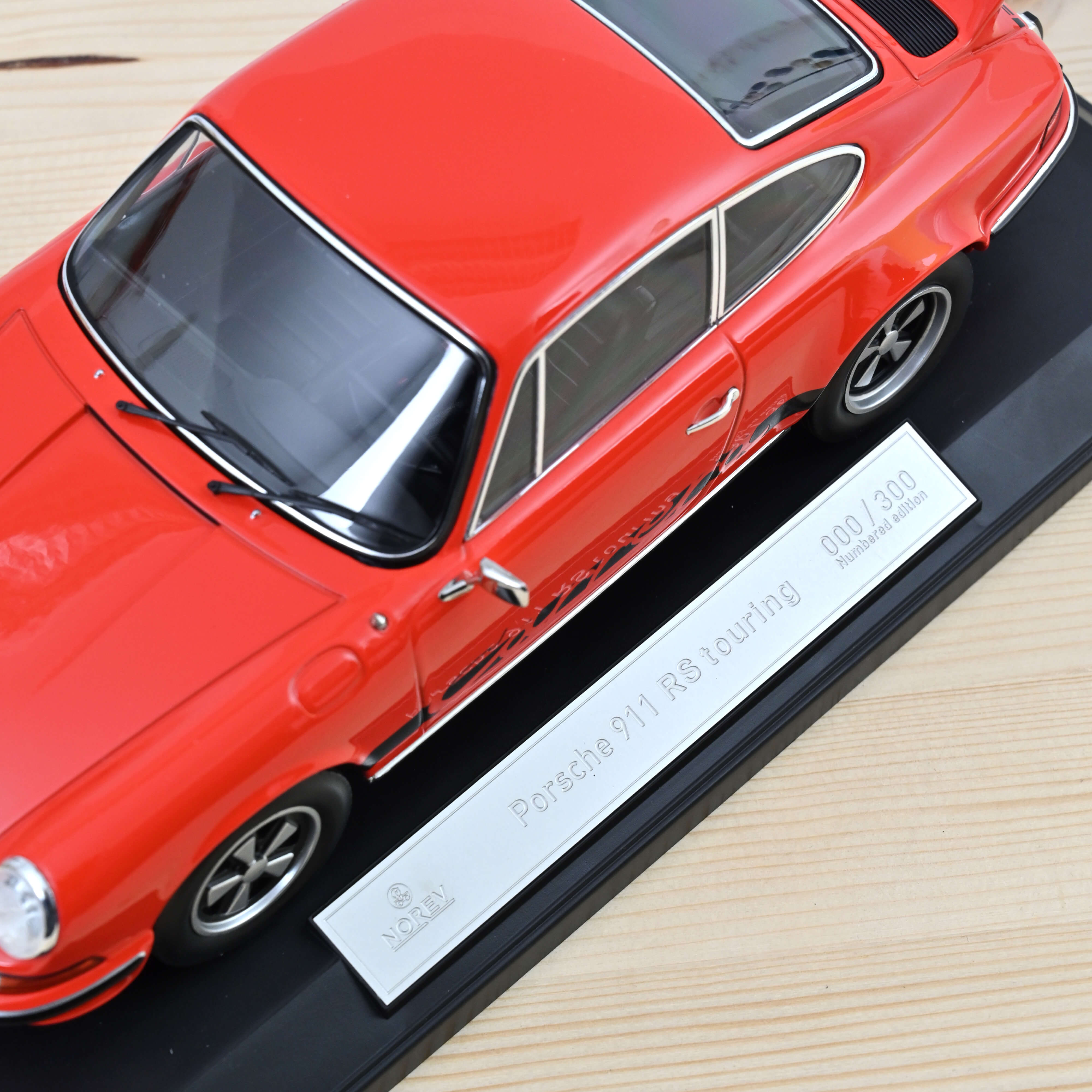 norev-porsche-911-rs-1973-modellino-1-18-arancione-e-nero-edizione-300pz image 3