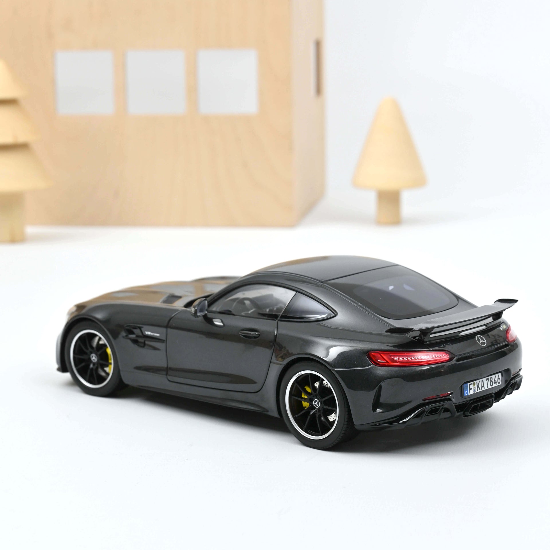 norev-mercedes-amg-gt-r-2019-grigio-scuro-metallizzato-1-18 image 1
