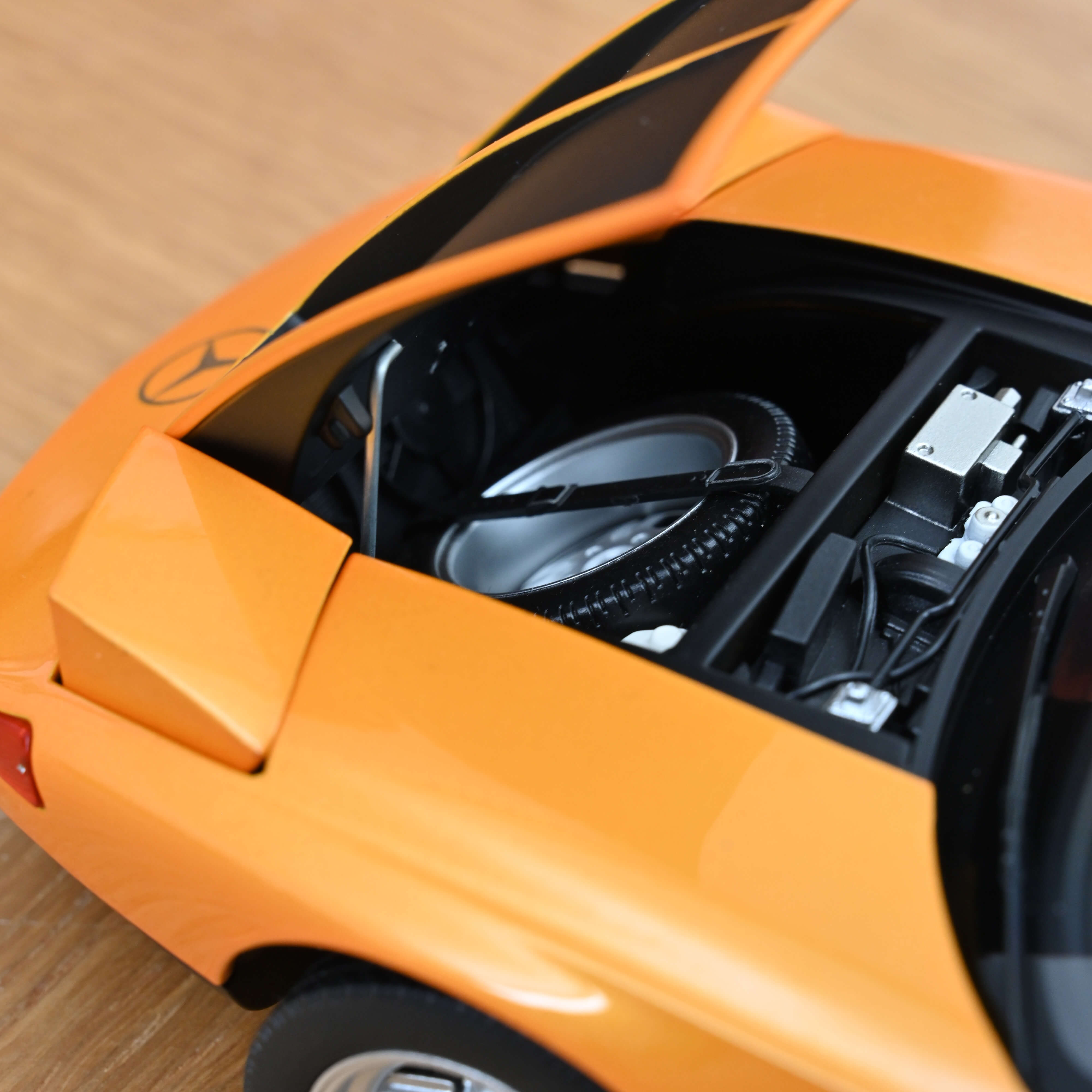 norev-mercedes-benz-c-111-ii-1970-weissherbst-1-18 image 7