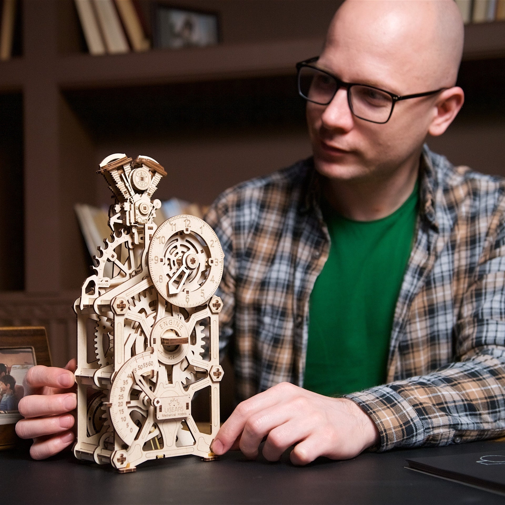 ugears-engine-clock-orologio-meccanico-da-tavolo-a-motore-da-costruire image 7