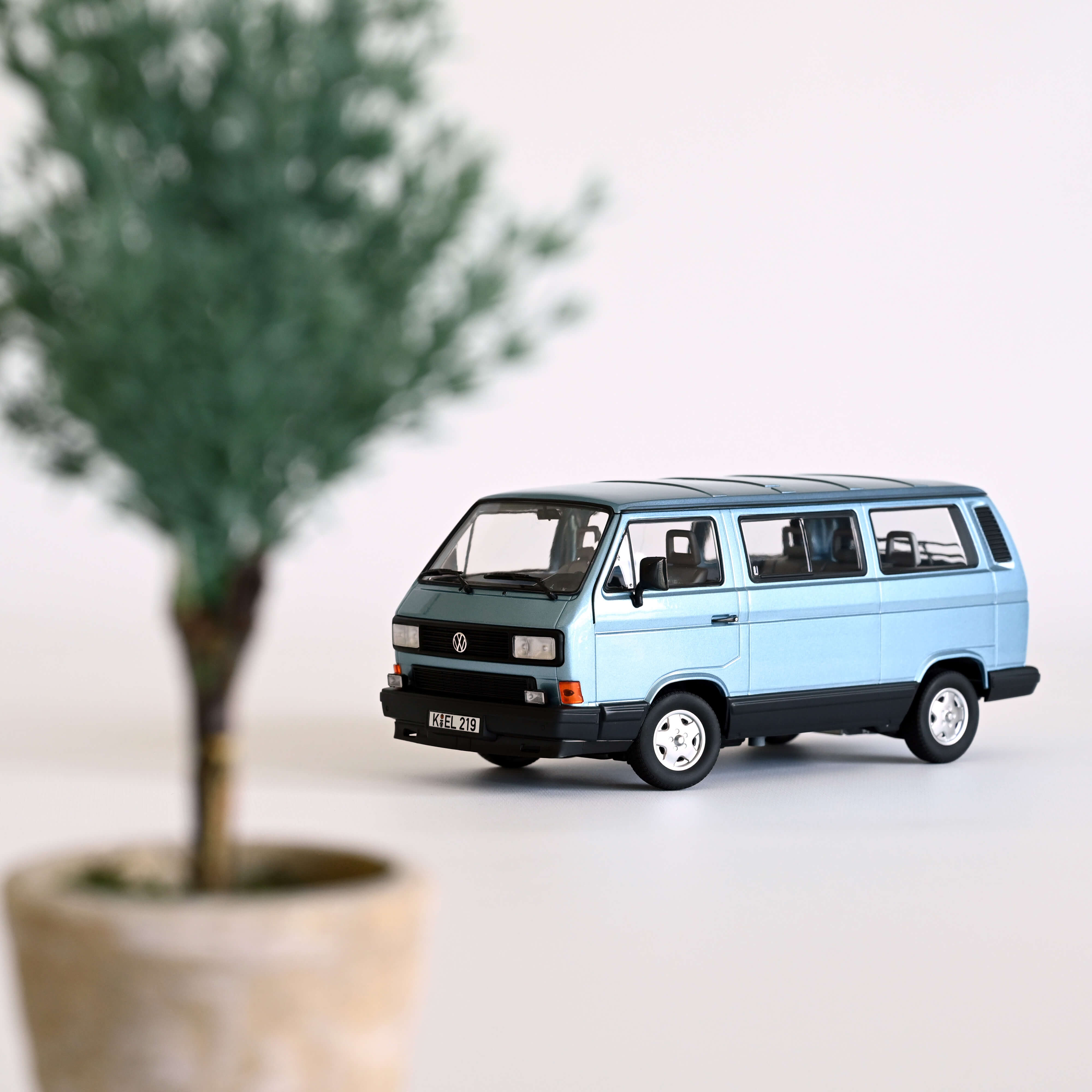 norev-volkswagen-multivan-t3-1990-1-18-modellino-blu-chiaro-metallizzato image 1