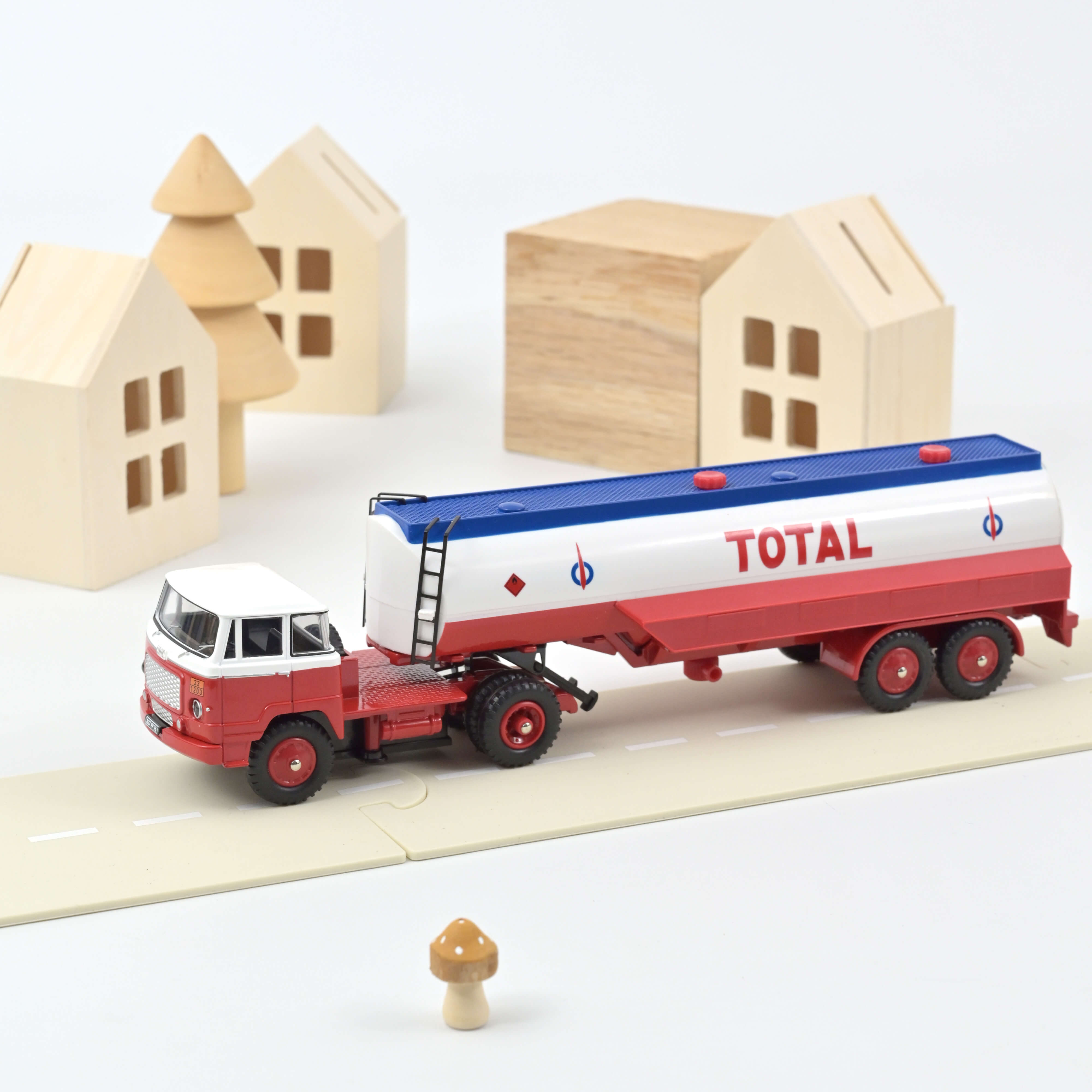 norev-unic-esterel-tanker-total-modellino-camion-cisterna-1-43 image 1