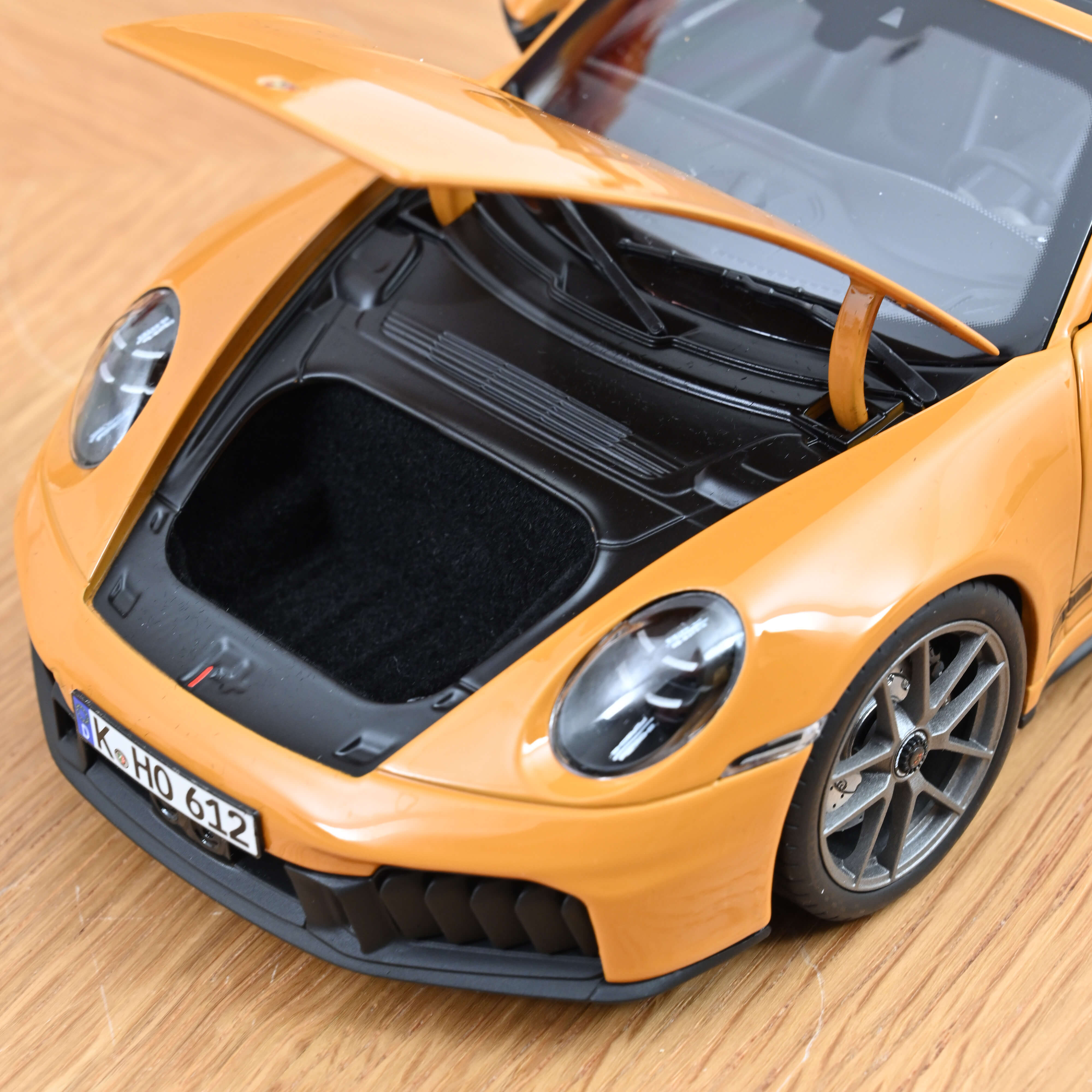 norev-porsche-911-targa-4-gts-992-2-1-18-modellino-giallo-bahama image 5