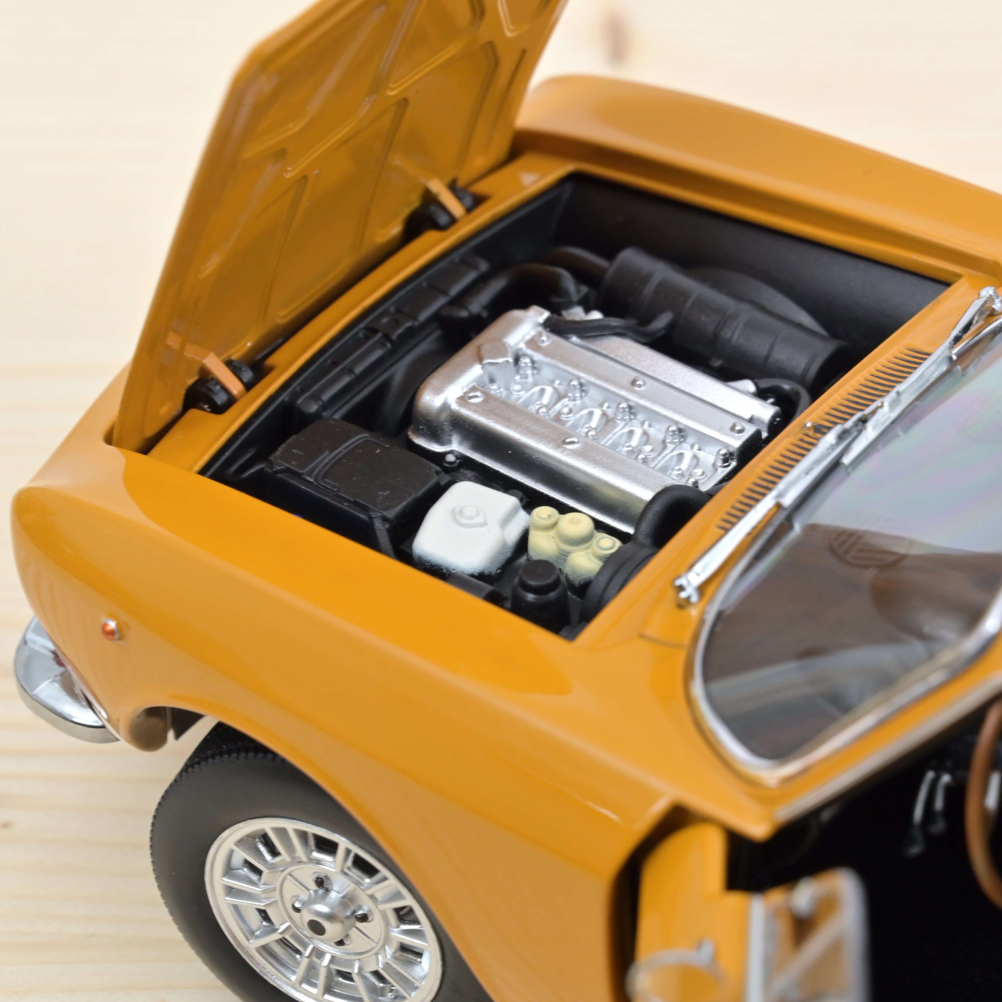 norev-alfa-romeo-1750-gtv-1970-modellino-auto-1-18-giallo-ocra-ar109 image 3