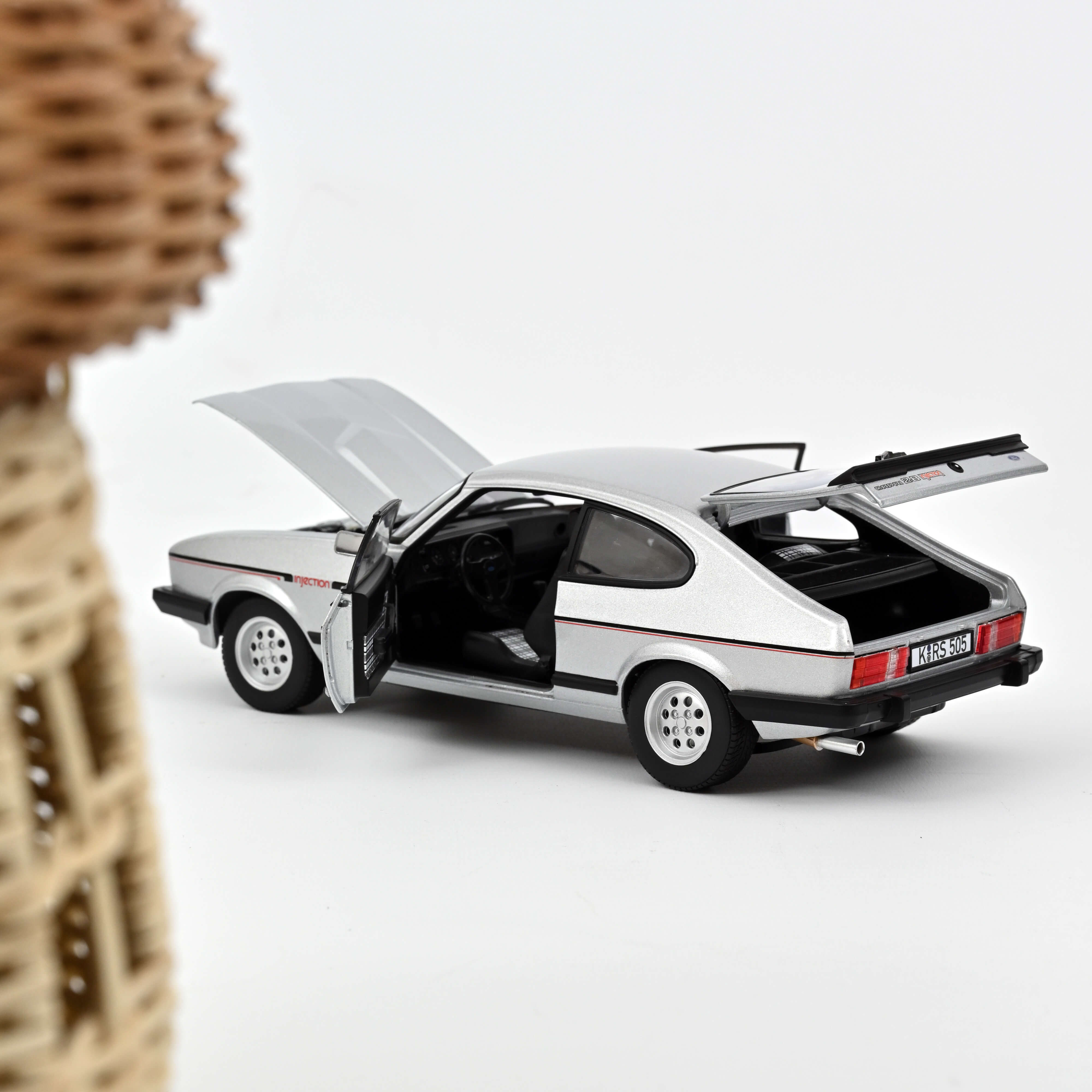 norev-ford-capri-2-8i-injection-1983-argent-modellino-auto-1-18-150pcs image 2