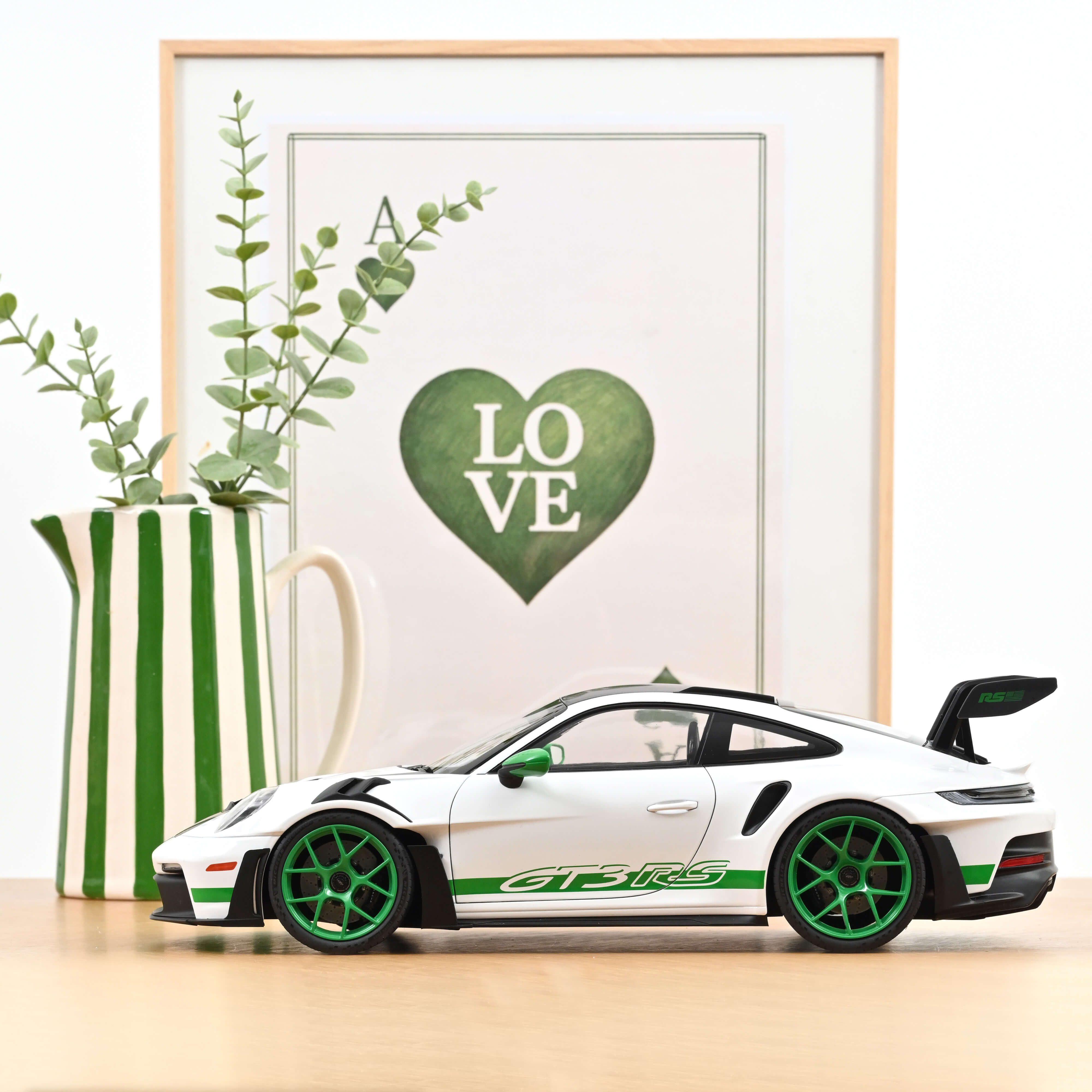 norev-porsche-911-gt3-rs-tribute-to-carrera-rs-2022-bianco-verde-python-1-12 image 3