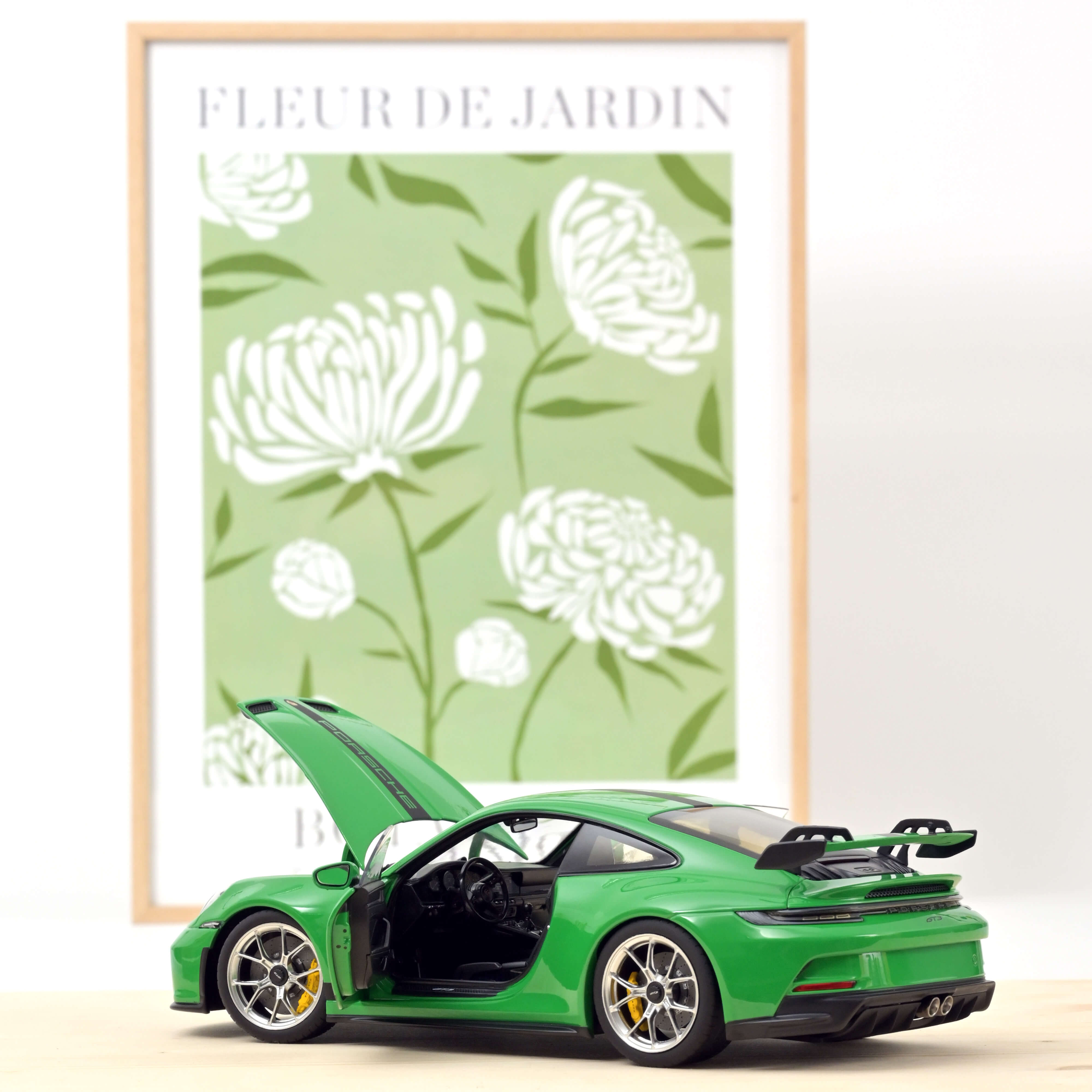 norev-porsche-911-gt3-992-2021-modellino-auto-1-18-verde-esclu-web-300pz image 2