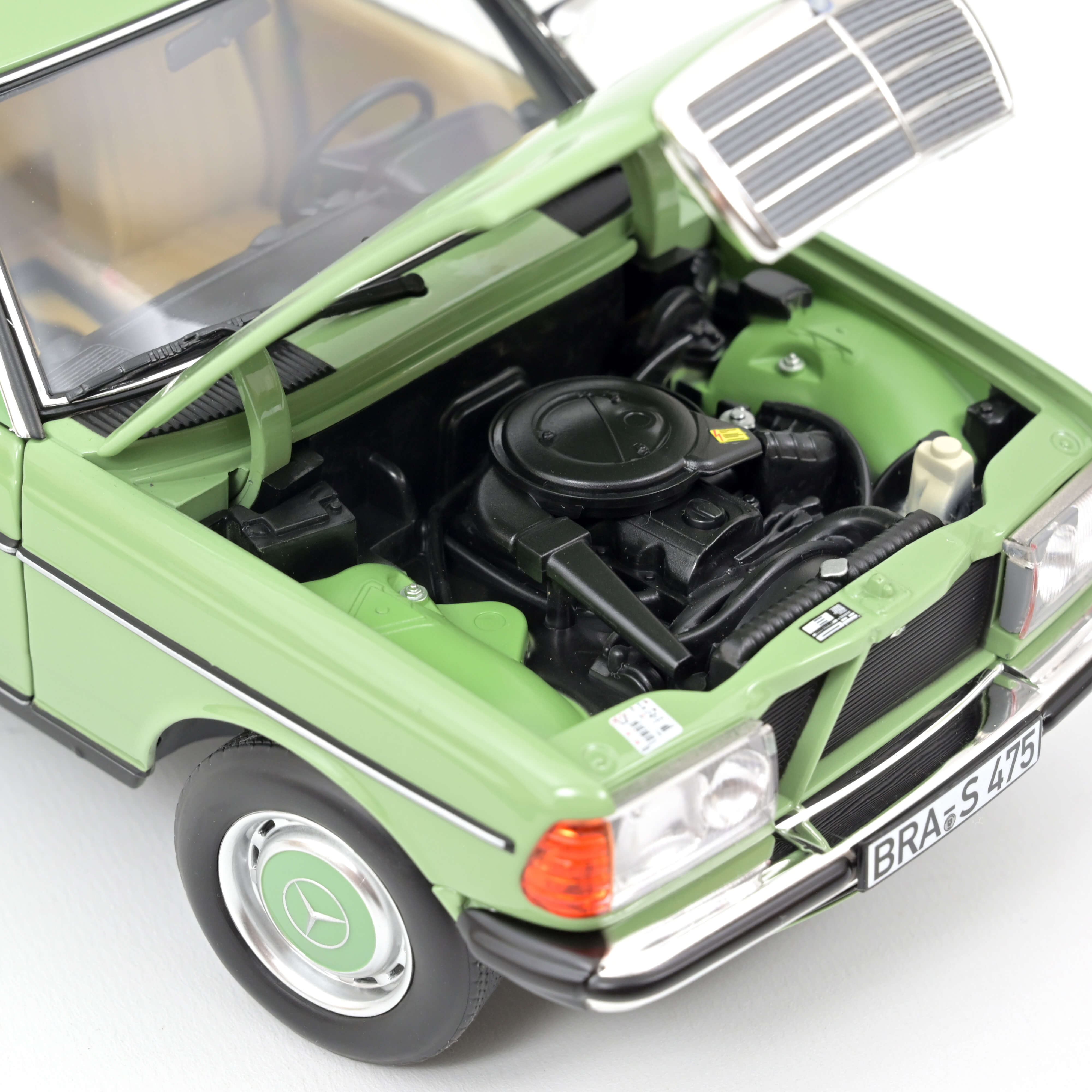 norev-mercedes-benz-200-w123-1982-modellino-auto-1-18-verde-chiaro image 3