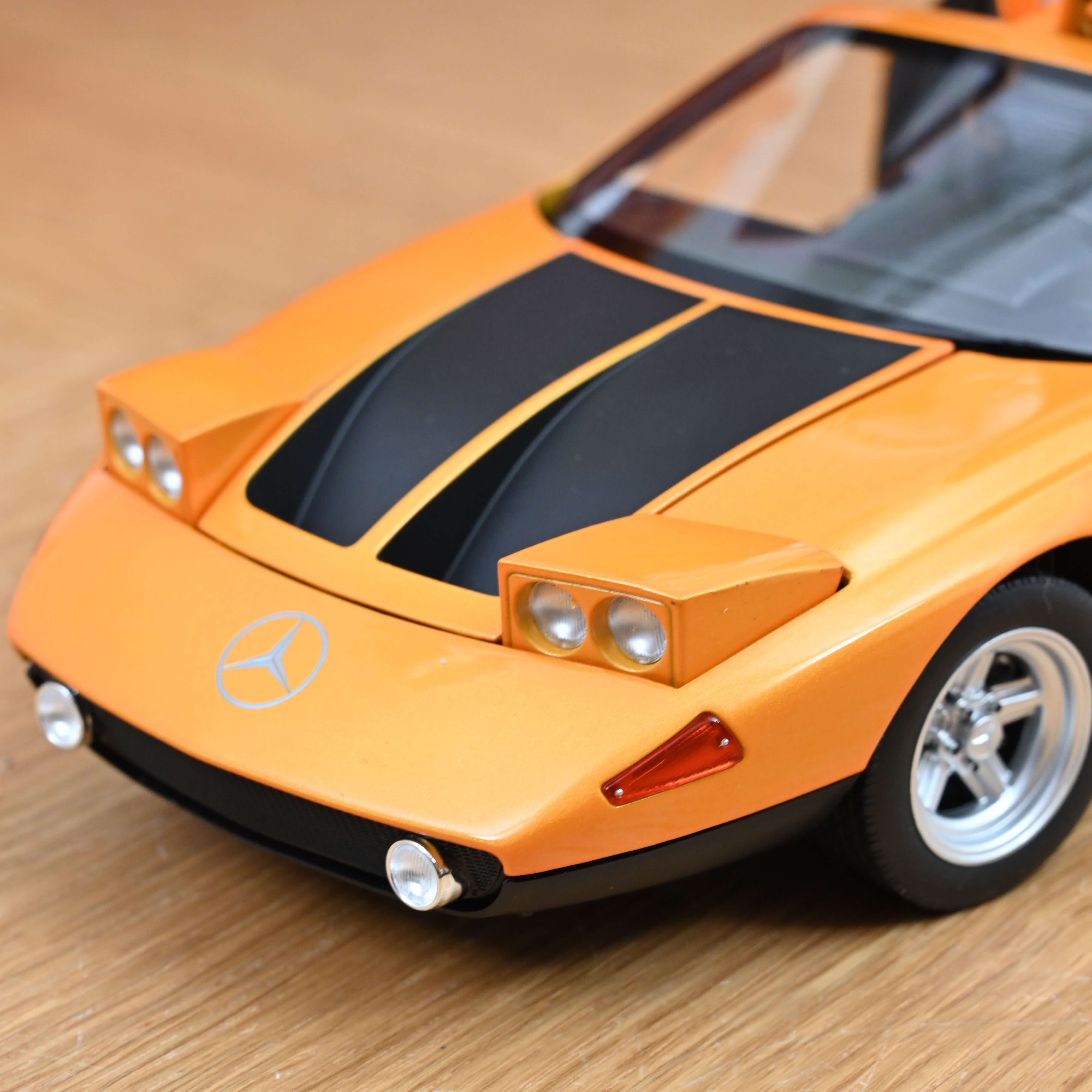 norev-mercedes-benz-c-111-ii-1970-weissherbst-1-18 image 8
